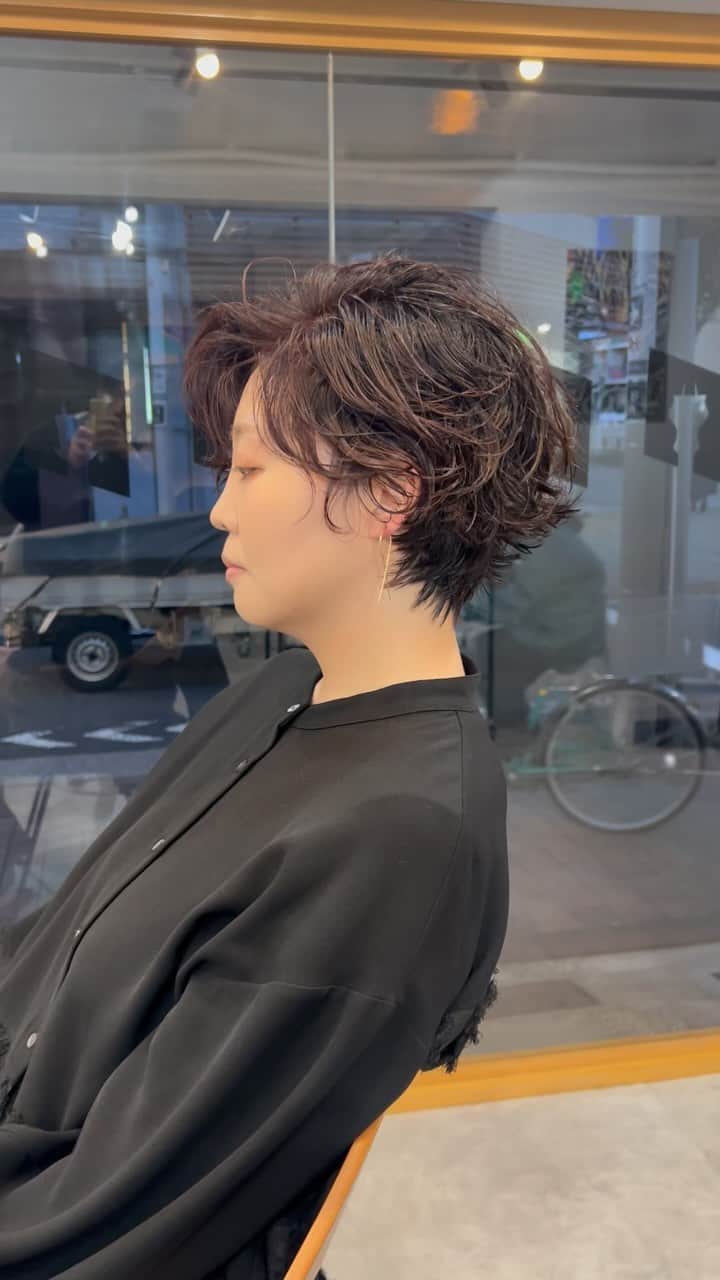 阿藤俊也のインスタグラム：「ばっさり✂︎ ショートヘアとパーマ  ※好きな雰囲気のスタイルのお写真、動画あれば ぜひ持参ください！！ 好みが伝わりやすいです🙆‍♀️  ◆イメージ変えたいけど、似合うか心配😥 ◆いつもどこか似合ってない気がする😥 ◆自分に似合う髪型がわからない😥 ◆自分でうまくセット出来ない😥 ◆とにかく良い感じになりたい😥  どんなお悩みでもご相談ください☺️ どんな状態からでも、素敵にします✨✨ 年齢も問わず、どなたでも  【⚠️ご予約について⚠️】 ↓↓↓↓↓↓↓↓↓↓↓↓↓ ホーム画面URLからへ 簡単にご予約可能です😊 予約がよくわからない場合は、 お電話にて確認お願い致します🤲🤲  #haircut#パーマ#ハンサムショート#清澄白河美容室#阿藤俊也」