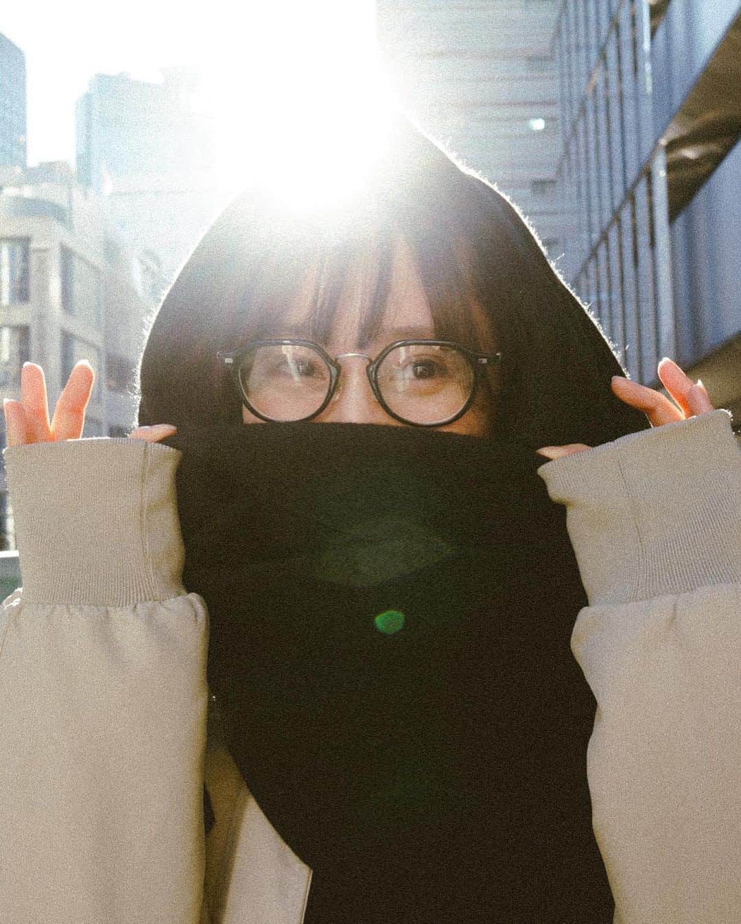 高井真菜さんのインスタグラム写真 - (高井真菜Instagram)「19時を過ぎると一気に風が冷たくなりますね。 最近は欠かさずカイロを2枚貼ってます  写真は先日の打ち合わせの後の私です いつも撮ってくれてありがとう。 @ukita_eriko 👭❤︎」12月3日 20時37分 - mana_takai