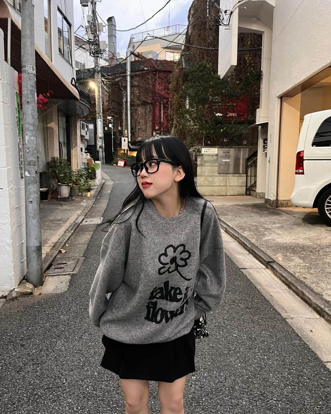 びすこのインスタグラム：「珍しい感じ、、？🤭  黒髪にしたということで韓国の女の子っぽいカジュアルコーデを、どうかしら〜🪩  よく聞かれるメガネはユニクロのものでレンズぶち取りました👓」