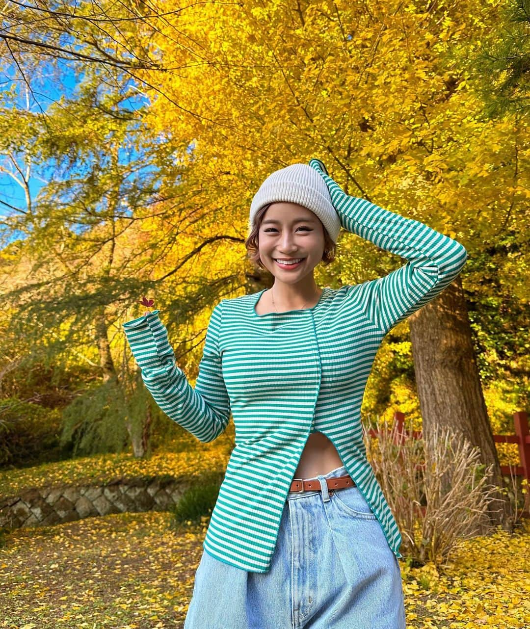 田辺莉咲子のインスタグラム：「楽しみにしていた休日🍁 空気のきれいな場所に行けたし、 好きなカフェにも行けたし、 最近ハマっている生野菜キムチ？的なものも食べれて 大満足🫶🏻 連日ある目標に向けて練習に気合を入れているので、 バキバキな身体に休息の日。 締めは爆汗湯♨️ 爆汗湯は毎日入ってるけど、今日は1番お気に入りの金木犀🌃  #爆汗湯　#gap #紅葉　#カフェ巡り」