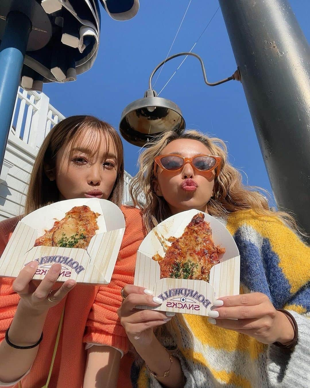 マイコ さんのインスタグラム写真 - (マイコ Instagram)「* @universal_studios_japan に ユミと行ってきました😆🎄❣️ NO LIMIT！クリスマス初日の日で すんごい天気良くて、 上着要らないあったかさ☀️ 楽しすぎて楽しすぎて楽しすぎた1日🎵 ピザ食べた時しか座ってないくらい 行きたいところ全部まわって 完全にNo Limitで楽しんでたら、 ピザのとこのクルーの方が 「お二人楽しそうだから😆」って シールくれました🤣✊yeah🎉 写真見てたら今もう一度楽しい✨🤭🌏 まだ続きますw ・ ・ ・ ・ #universalstudiosjapan#ユニバーサルスタジオジャパン#クリスマス」12月3日 20時51分 - maicorori