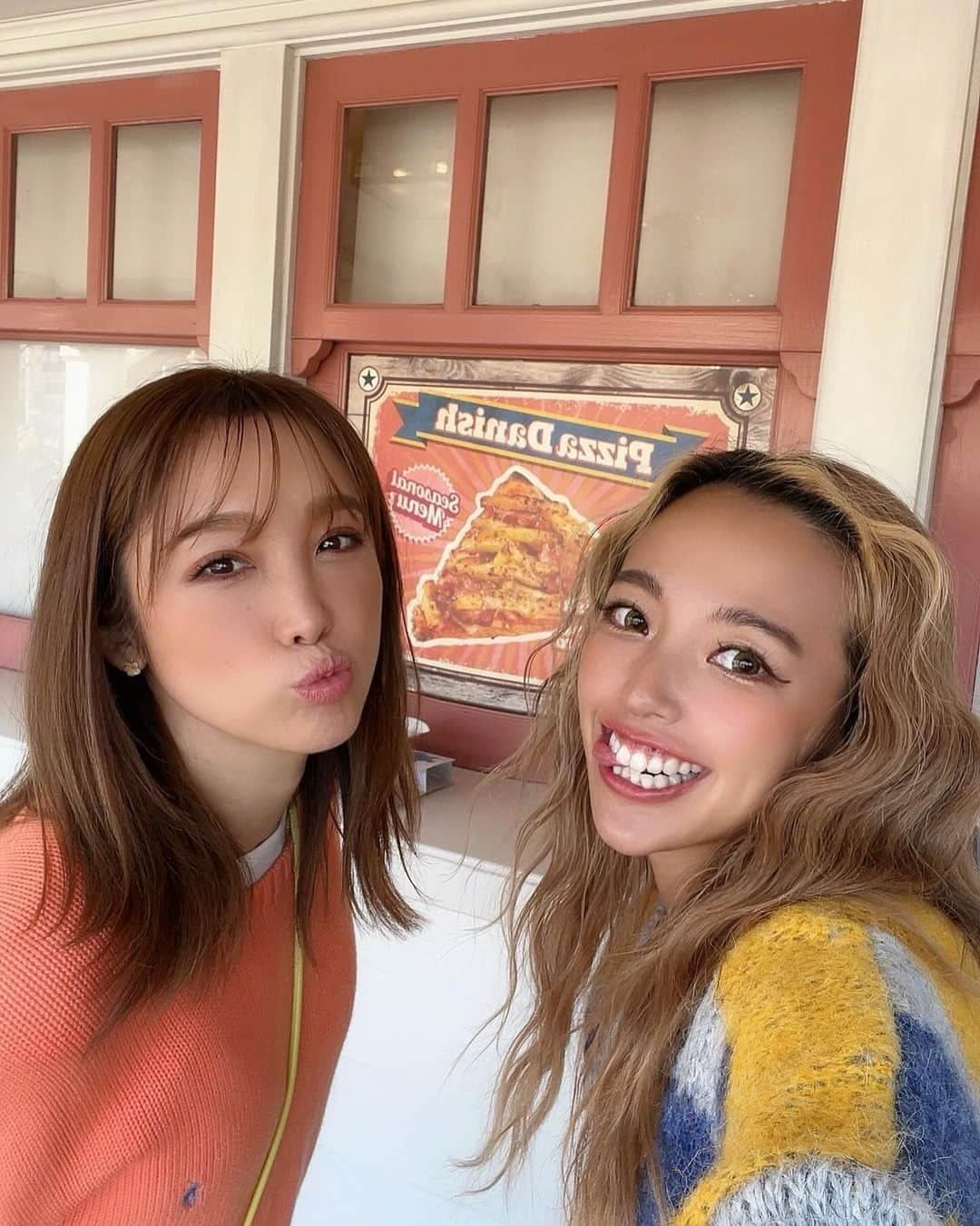 マイコ さんのインスタグラム写真 - (マイコ Instagram)「* @universal_studios_japan に ユミと行ってきました😆🎄❣️ NO LIMIT！クリスマス初日の日で すんごい天気良くて、 上着要らないあったかさ☀️ 楽しすぎて楽しすぎて楽しすぎた1日🎵 ピザ食べた時しか座ってないくらい 行きたいところ全部まわって 完全にNo Limitで楽しんでたら、 ピザのとこのクルーの方が 「お二人楽しそうだから😆」って シールくれました🤣✊yeah🎉 写真見てたら今もう一度楽しい✨🤭🌏 まだ続きますw ・ ・ ・ ・ #universalstudiosjapan#ユニバーサルスタジオジャパン#クリスマス」12月3日 20時51分 - maicorori