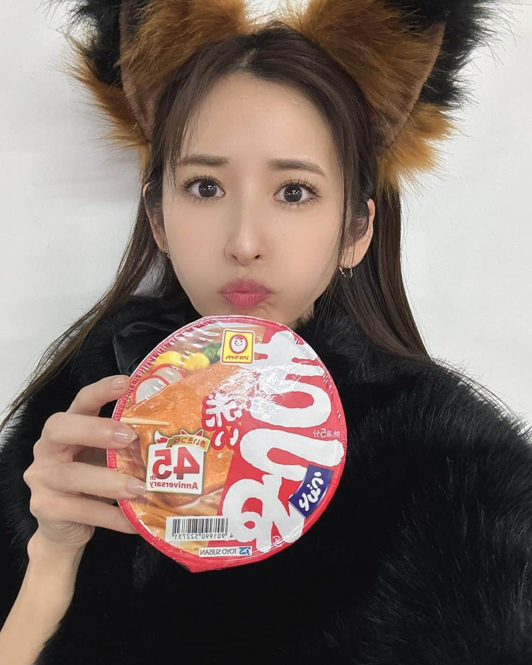 有馬綾香のインスタグラム：「🦊🍜🧡  #寒いね #まとまるふぉーぜ」