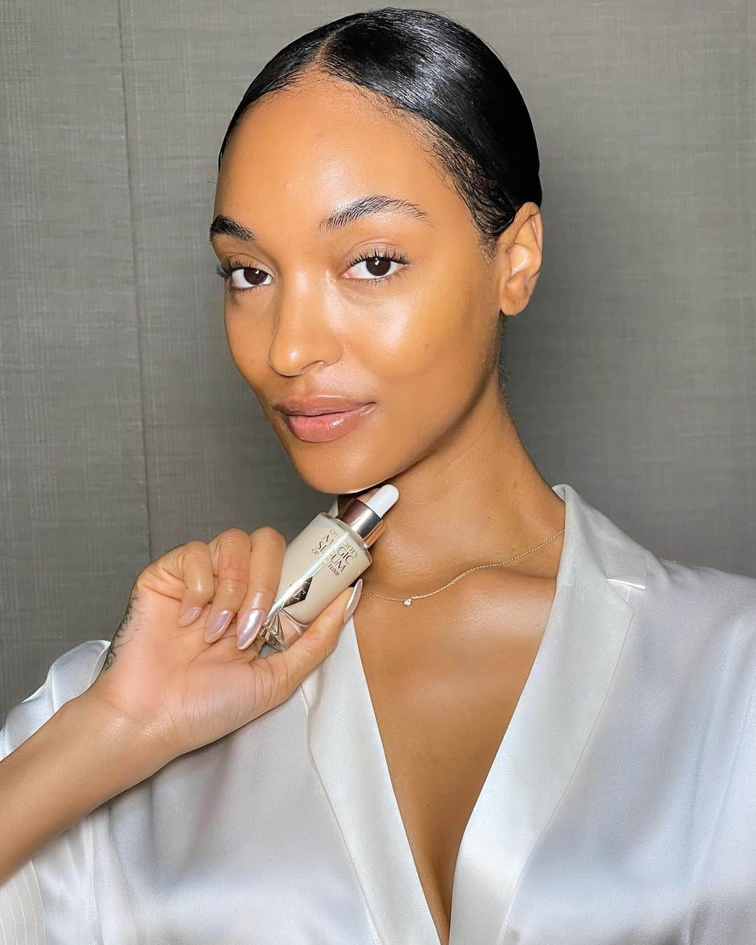 シャーロット・ティルベリーのインスタグラム：「🌟 GIFT JOURDAN'S GLASS-LIKE GLOWING SKIN! 🌟  Darlings, glowing skin will ALWAYS be on trend! Just look at my STUNNING Beauty Muse @jourdandunn! 💖 We're getting ready for the Fashion Awards with the fresh, glass-skin combo everyone needs for party season - NEW! Magic Water Cream and Magic Serum Crystal Elixir 💙 Infused with supercharged ingredients to brighten, plump and hydrate the look and feel of skin, they're the gift of MAGIC SKIN for you and everyone on your list!! ✨  Trust me darlings - they want Charlotte Tilbury! 😉 Tap to shop now! 🎁」