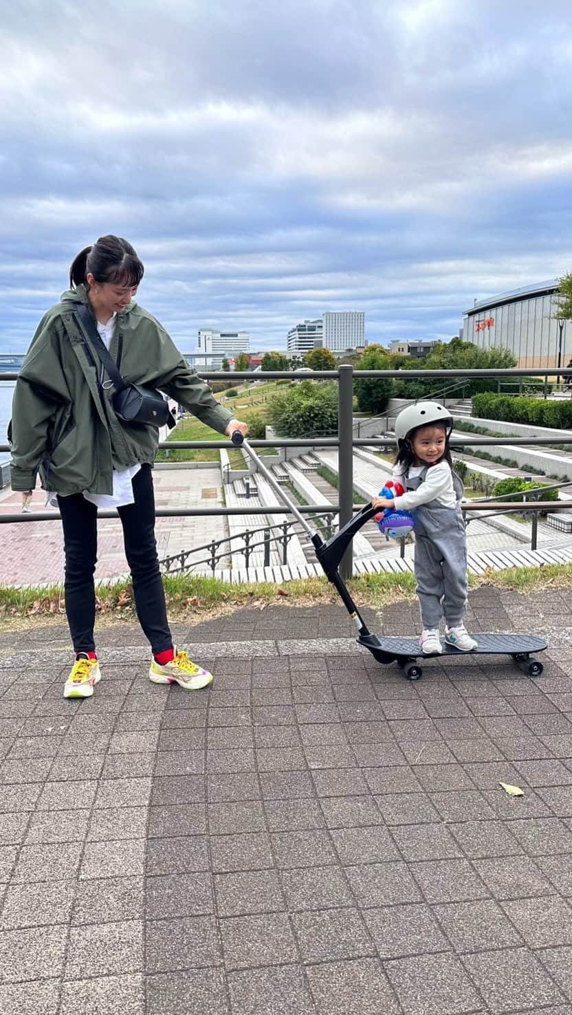 ARISA（和田有沙）のインスタグラム：「我が家に新しく仲間入りしたスケボー🛹 目をキラキラさせていた👧🏻✨  初めはすごくゆっくり押していたんだけど 徐々にスピードアップ👏 ベビーカーに乗るよりもこっちに乗りたがってくれて、ベビーカーよりもスムーズ🥹  楽しみながらバランス感覚、運動能力向上にも繋がるのが嬉しいよね💃  12月4日20時〜楽天スーパーSALEが始まるので要チェックです😉  @edutesho@ookkie_japan  #オーキー #2歳おもちゃ #スケートボード #クリスマスプレゼント#2歳誕生日 #年子#年子姉妹#姉妹#年子ママ#年子育児#姉妹ママ」