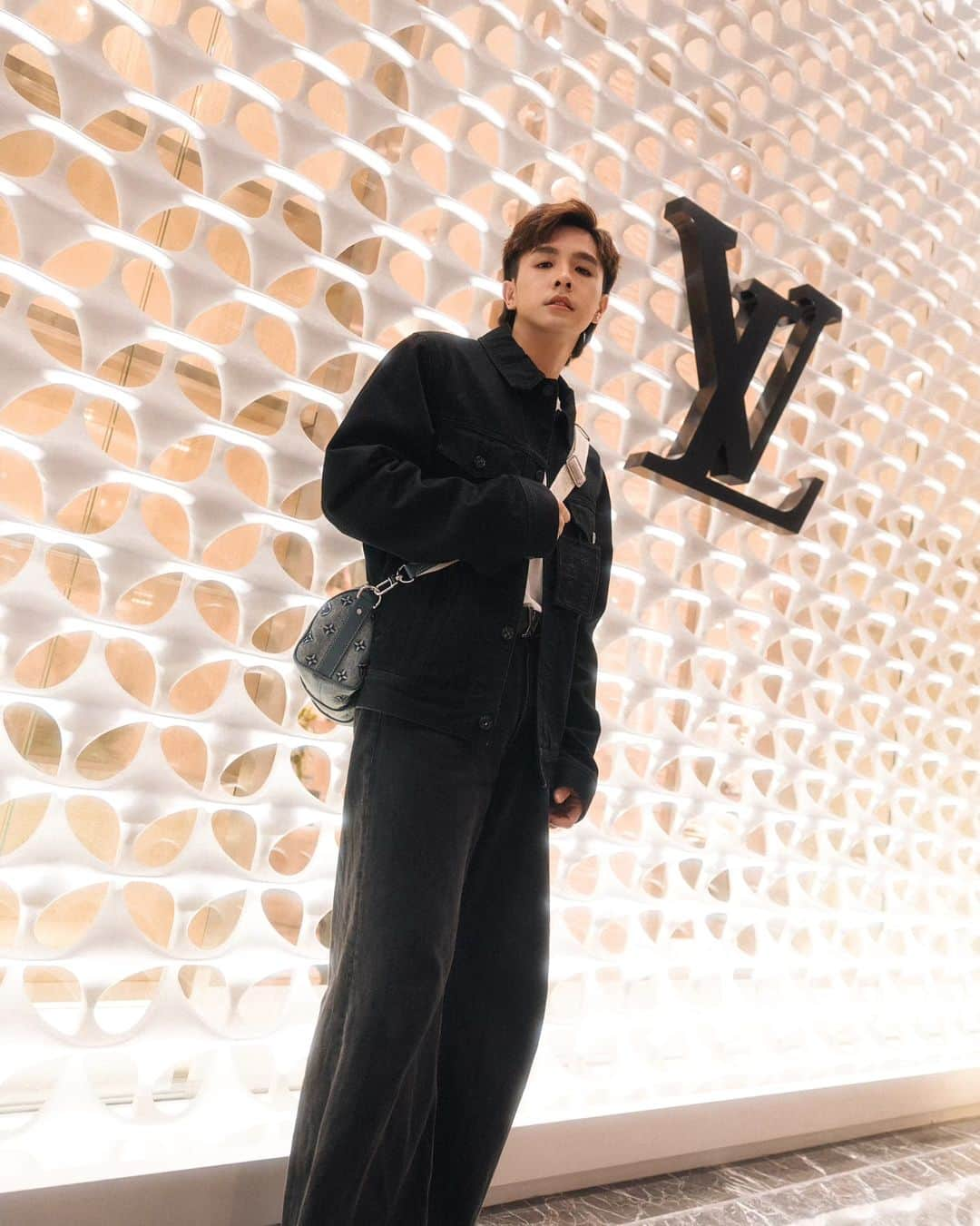 蔡常勇のインスタグラム：「你什麼都可以錯，但別錯過我💓  嘻嘻 @louisvuitton 降落TRX啦😜」