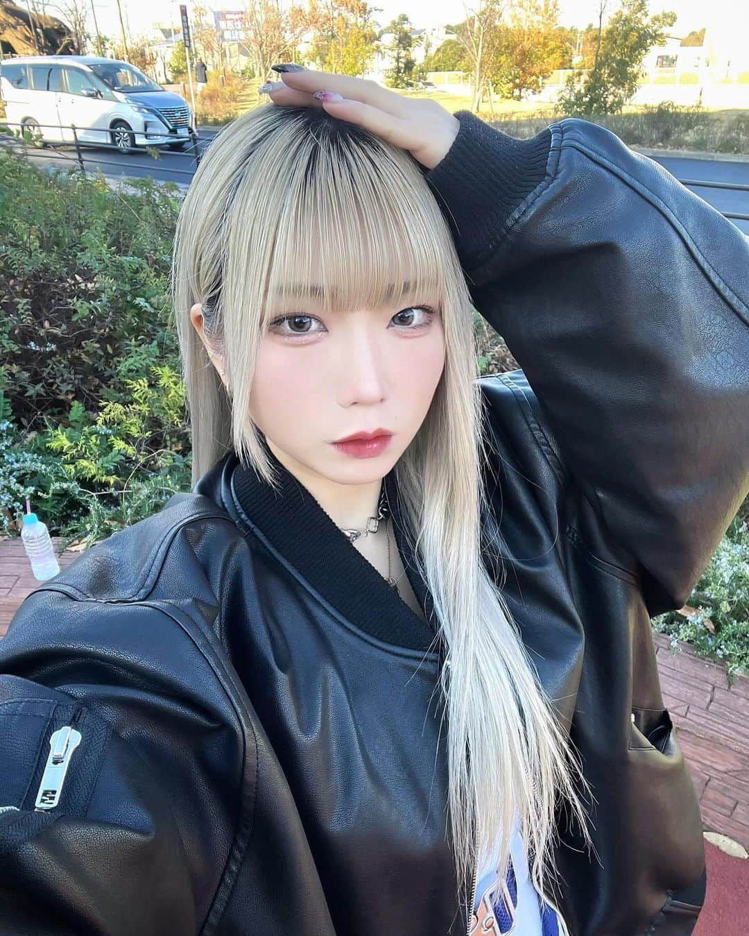 米田みいなさんのインスタグラム写真 - (米田みいなInstagram)「🐈‍⬛🩶🐈‍⬛🩶  日本は四季があるのがほんとに素敵だ、、、  あ、アウター欲しいな  どんなんが似合うんだろう、、、  #レザージャケット #punyus #ストリート系女子 #韓国ストリート #冬コーデ #y2k #黒コーデ #エクステ #シールエクステ #金髪ロング #ハイトーンヘア #ハイトーンカラー #japaneseidol #japanesegirl #レザーブルゾン #좋아요반사　#셀카　#冬服 #ブラックコーデ #アウター」12月3日 20時47分 - miina_yoneda