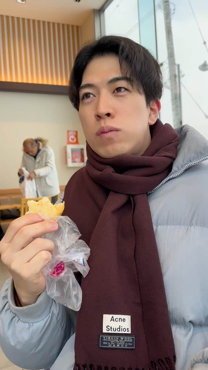 西片圭佑のインスタグラム：「冬の北海道に行ってきました✈️❄️ リサーチして美味しもの食らいまくりました🫃 記録用に残しておきます🎞  ------------------ ●トリトン豊平店🍣 （札幌駅から少し離れてるので、比較的空いててオススメ） ・ ●どんぐり大通り店🥐 （全部美味しかったけど、塩パンとシナモンロールが優勝。期間中2回行きました笑） ・ ●ジンギスカン「いただきます。」🥩 （牧場直送の生ラム。臭み0と言うかマイナス） ・ ●らーめん信玄南6条店🍜 （コーンポタージュみたいな味噌ラーメン。並ぶ価値あり） ・ ●ソラリア西鉄札幌🏨 （朝食バイキングのレベル高し。 いくら盛り放題。ドゥーブルフロマージュは ル○オより好みでした） ・ ●小樽のどっかのじゃがバター🥔 （たまたま見つけたけどこれが一番美味しかったかも笑） ・ ●ルタオ パトス🍰 （自分で仕上げる「ふわとろフロマージュスフレ」が楽しい。ドゥーブルフロマージュも1カットから食べられます） ・ ●かま栄 工場直売店 （来るの3回目。作りたてのかまぼこは旨味が違う。その場でサッポロクラシックも飲めます🍺） ・ まだまだ食べたけど、素材がありませんでした😂  #hokkaido#sapporo #otaru #susukino #sushi#トリトン #札幌グルメ #小樽グルメ #小樽観光 #すすきのグルメ #サッポロクラシック #信玄#札幌ラーメン#삿포로 #오타루」