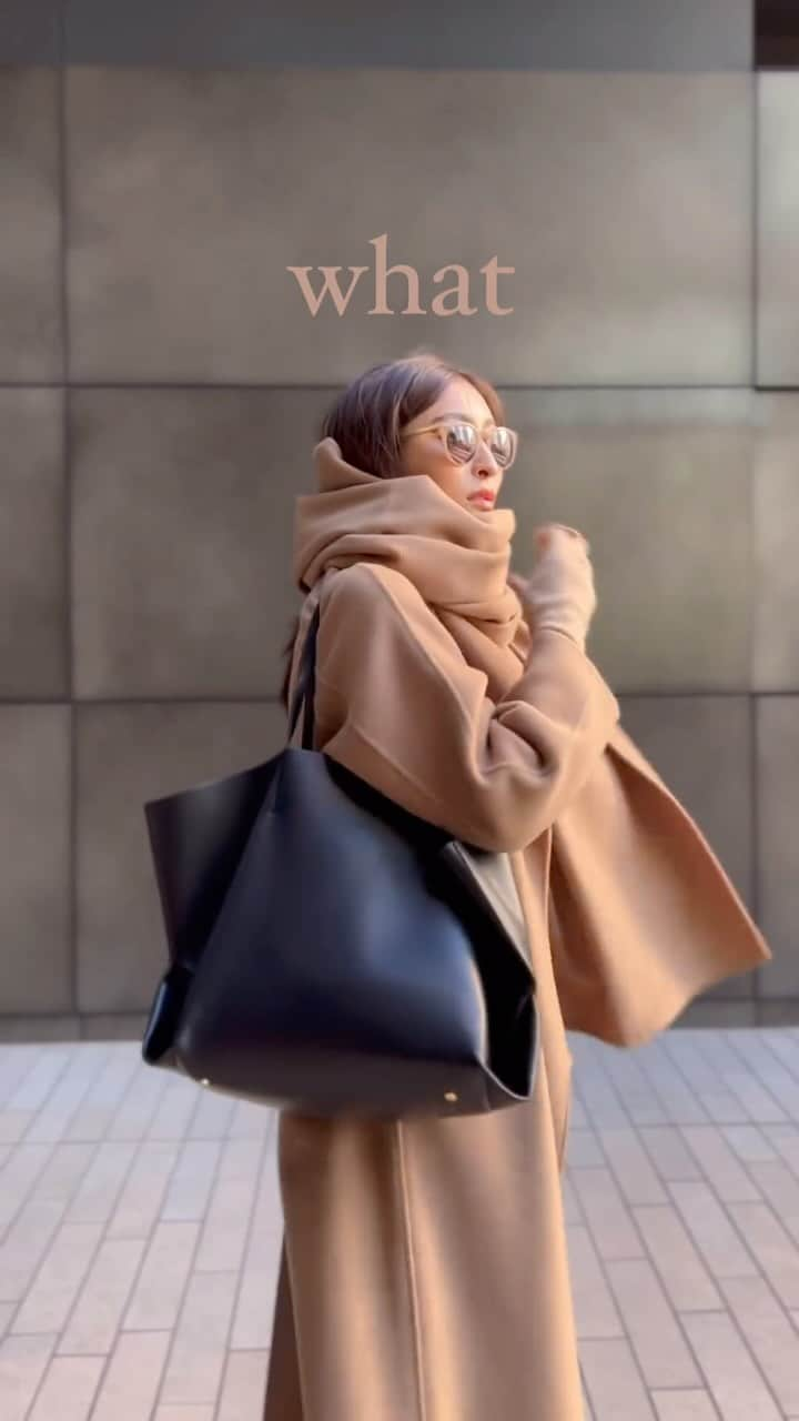 Ayaのインスタグラム：「what to wear for the holidays  A nice camel-colored long coat and scarf is a set  멋진 카멜 롱코트와 스카프는 세트야!  先程投稿した11月コーデまとめの 3枚目のコーデ ストールとコートのセット🧣 同色で揃えて、ワントーンを作る◎ スーパーロングなのに軽くてびっくり。  outer @spickandspan_jp  pants @zara  bag @deuxiemeclasse boots @therow  #therow#ザロウ#spickandspan#ZARA#キャメルコーデ#キャメル #ロングコート」