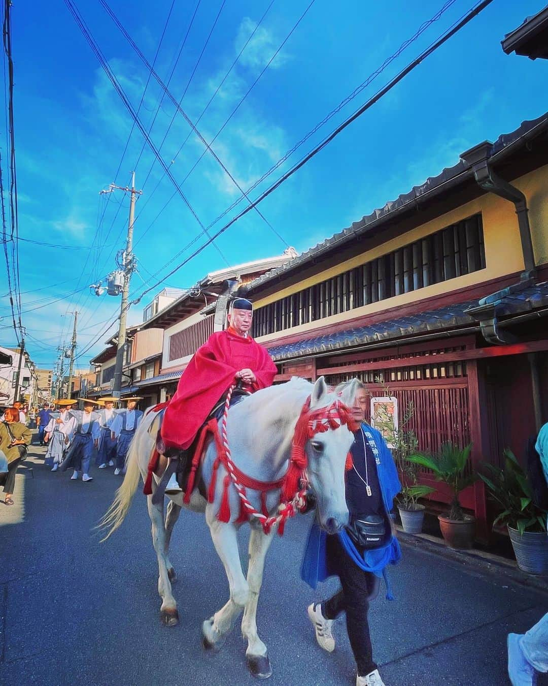 ひぐちしょうこさんのインスタグラム写真 - (ひぐちしょうこInstagram)「9月の思い出し投稿🤗  京都旅　5日目は晴明神社へ。 鳥居が五芒星でかっこいい！ 神社にポスターが貼ってあり、なにやら今日明日はお祭りとの事。 明日はお御輿が出るということで、次の日にも行きました。  という事で、6日目も晴明神社へ。 お祭りの行列が立派で素敵だった 氏子のお兄さんに話しかけたら、最後の宮入りがかっこいいとの事で、滞在を延ばして夕方まで。夕方までの間に西陣BEERで休憩してクラフトビール飲んだり。これがまた美味しくて。同じテーブルに居合わせたお兄さんお姉さんと乾杯したりして、楽しい時間を過ごす。  夕方、お御輿の宮入り見れて。すっごく素敵だった。 なんか上手いこと紛れ込んじゃって、最終的に氏子のお兄さん達に混じって宮司さんのお祓いも受けたりしてた。 しかも柳葉敏郎さん似のお兄さんに氏子限定の晴明神社手拭いと、木札（ペンダント的なやつ）もいただいちゃって、本当に親切にしていただいて感激。  今まで、京都ってどこに行っても観光客がいっぱいの印象だったけど、晴明神社のお祭りは京都の地元の方ばかりで、みなさんとても気さくで優しかったです。本当の京都を見れた気がする。京都がまた大好きになった。  滞在伸ばして晴明神社のお祭り行けて本当に良かった。  #shrine  #japan #japan_art_photography  #japantravel #travel #お寺 #お寺巡り #京都 #旅行」12月3日 20時49分 - higuchishoko