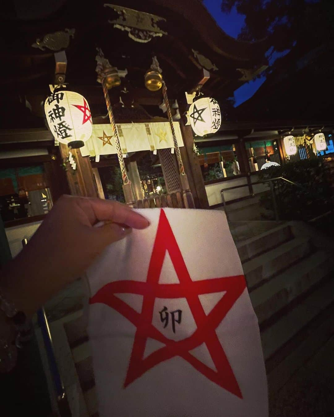 ひぐちしょうこさんのインスタグラム写真 - (ひぐちしょうこInstagram)「9月の思い出し投稿🤗  京都旅　5日目は晴明神社へ。 鳥居が五芒星でかっこいい！ 神社にポスターが貼ってあり、なにやら今日明日はお祭りとの事。 明日はお御輿が出るということで、次の日にも行きました。  という事で、6日目も晴明神社へ。 お祭りの行列が立派で素敵だった 氏子のお兄さんに話しかけたら、最後の宮入りがかっこいいとの事で、滞在を延ばして夕方まで。夕方までの間に西陣BEERで休憩してクラフトビール飲んだり。これがまた美味しくて。同じテーブルに居合わせたお兄さんお姉さんと乾杯したりして、楽しい時間を過ごす。  夕方、お御輿の宮入り見れて。すっごく素敵だった。 なんか上手いこと紛れ込んじゃって、最終的に氏子のお兄さん達に混じって宮司さんのお祓いも受けたりしてた。 しかも柳葉敏郎さん似のお兄さんに氏子限定の晴明神社手拭いと、木札（ペンダント的なやつ）もいただいちゃって、本当に親切にしていただいて感激。  今まで、京都ってどこに行っても観光客がいっぱいの印象だったけど、晴明神社のお祭りは京都の地元の方ばかりで、みなさんとても気さくで優しかったです。本当の京都を見れた気がする。京都がまた大好きになった。  滞在伸ばして晴明神社のお祭り行けて本当に良かった。  #shrine  #japan #japan_art_photography  #japantravel #travel #お寺 #お寺巡り #京都 #旅行」12月3日 20時49分 - higuchishoko