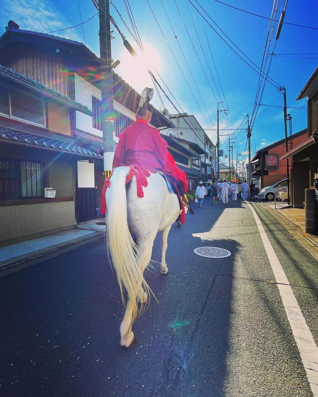 ひぐちしょうこのインスタグラム：「9月の思い出し投稿🤗  京都旅　5日目は晴明神社へ。 鳥居が五芒星でかっこいい！ 神社にポスターが貼ってあり、なにやら今日明日はお祭りとの事。 明日はお御輿が出るということで、次の日にも行きました。  という事で、6日目も晴明神社へ。 お祭りの行列が立派で素敵だった 氏子のお兄さんに話しかけたら、最後の宮入りがかっこいいとの事で、滞在を延ばして夕方まで。夕方までの間に西陣BEERで休憩してクラフトビール飲んだり。これがまた美味しくて。同じテーブルに居合わせたお兄さんお姉さんと乾杯したりして、楽しい時間を過ごす。  夕方、お御輿の宮入り見れて。すっごく素敵だった。 なんか上手いこと紛れ込んじゃって、最終的に氏子のお兄さん達に混じって宮司さんのお祓いも受けたりしてた。 しかも柳葉敏郎さん似のお兄さんに氏子限定の晴明神社手拭いと、木札（ペンダント的なやつ）もいただいちゃって、本当に親切にしていただいて感激。  今まで、京都ってどこに行っても観光客がいっぱいの印象だったけど、晴明神社のお祭りは京都の地元の方ばかりで、みなさんとても気さくで優しかったです。本当の京都を見れた気がする。京都がまた大好きになった。  滞在伸ばして晴明神社のお祭り行けて本当に良かった。  #shrine  #japan #japan_art_photography  #japantravel #travel #お寺 #お寺巡り #京都 #旅行」