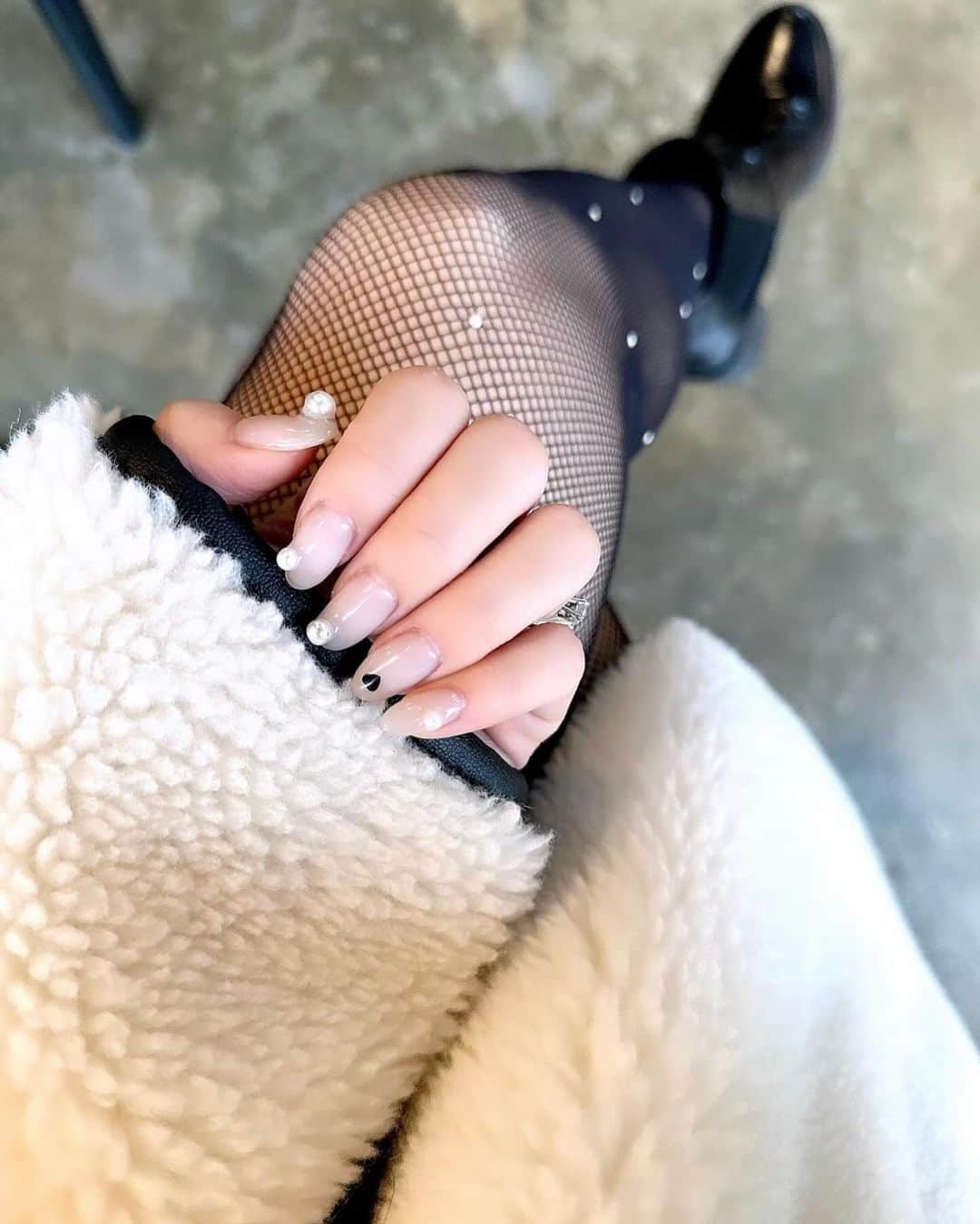 板野友美さんのインスタグラム写真 - (板野友美Instagram)「New nail 🤍　  パールな気分 ♥ 💭  #Fashion  #nail #友Style」12月3日 20時50分 - tomo.i_0703