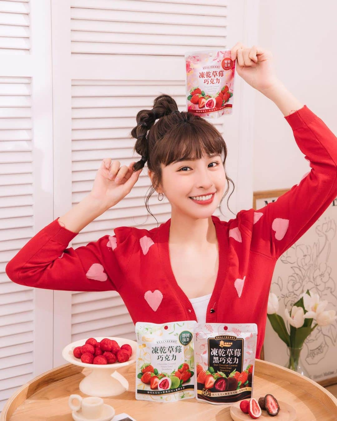 峮峮さんのインスタグラム写真 - (峮峮Instagram)「🍓🍫✨   義美生機凍乾水果巧克力，酸甜好滋味💖 應該很多人跟我一樣 每到下午、忙碌後或是情緒起伏不定的時候 就會想吃點小零食療癒自己😳😳   臺灣在地品牌義美生機推出了凍乾草莓巧克力✨ 有四種口味：莓果白巧、可可黑巧、抹茶白巧、可可白巧 不論哪一種口味的巧克力 裡面都包著一整顆酸甜酥脆的凍乾草莓🍓✨ 包裝袋小小的，方便隨身攜帶，隨時都能來一口🍓 療癒身心₍ꪔ̤̫₎🖤   我個人最喜歡的口味是可可黑巧🍫🍫 56%黑巧克力包覆整顆草莓，外層裹上純可可粉，多層次的口感與風味 ❌無添加人工香料、色素、代可可脂、蟲膠(光澤劑) 奶素可食😍😍   除了草莓之外 還有凍乾香蕉黑巧克力跟凍乾覆盆莓巧克力！ 一起來品嚐😋😋   折扣碼：QUN100 (享生機官網滿千折百)   🛒：義美門市/全家/寶雅/家樂福/屈臣氏 📲🛒：義美生機官網/momo/PChome   #吃得到整顆草莓 #草莓巧克力 #水果巧克力 #巧克力 #義美生機 #義美 #凍乾草莓」12月4日 12時55分 - qun_04