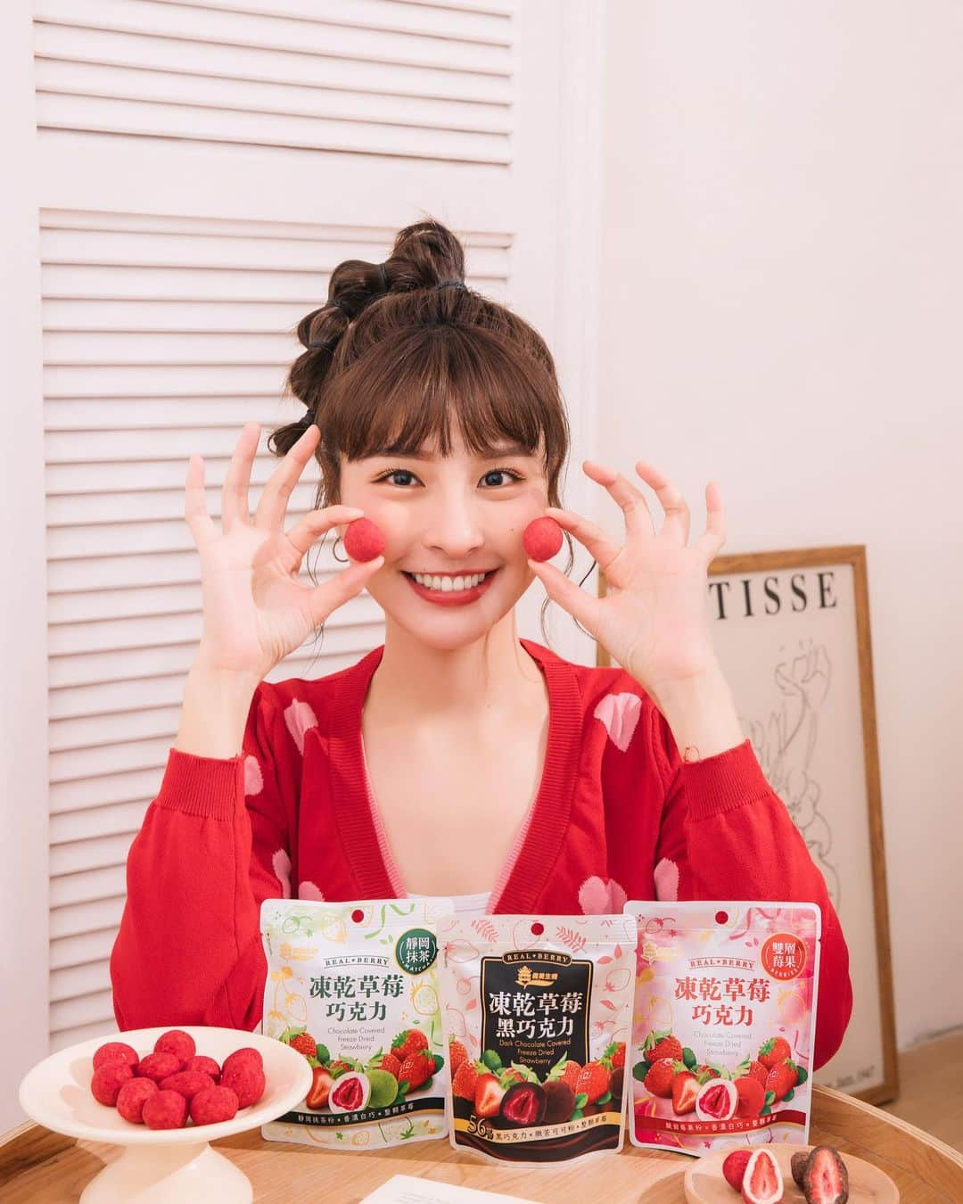 峮峮さんのインスタグラム写真 - (峮峮Instagram)「🍓🍫✨   義美生機凍乾水果巧克力，酸甜好滋味💖 應該很多人跟我一樣 每到下午、忙碌後或是情緒起伏不定的時候 就會想吃點小零食療癒自己😳😳   臺灣在地品牌義美生機推出了凍乾草莓巧克力✨ 有四種口味：莓果白巧、可可黑巧、抹茶白巧、可可白巧 不論哪一種口味的巧克力 裡面都包著一整顆酸甜酥脆的凍乾草莓🍓✨ 包裝袋小小的，方便隨身攜帶，隨時都能來一口🍓 療癒身心₍ꪔ̤̫₎🖤   我個人最喜歡的口味是可可黑巧🍫🍫 56%黑巧克力包覆整顆草莓，外層裹上純可可粉，多層次的口感與風味 ❌無添加人工香料、色素、代可可脂、蟲膠(光澤劑) 奶素可食😍😍   除了草莓之外 還有凍乾香蕉黑巧克力跟凍乾覆盆莓巧克力！ 一起來品嚐😋😋   折扣碼：QUN100 (享生機官網滿千折百)   🛒：義美門市/全家/寶雅/家樂福/屈臣氏 📲🛒：義美生機官網/momo/PChome   #吃得到整顆草莓 #草莓巧克力 #水果巧克力 #巧克力 #義美生機 #義美 #凍乾草莓」12月4日 12時55分 - qun_04