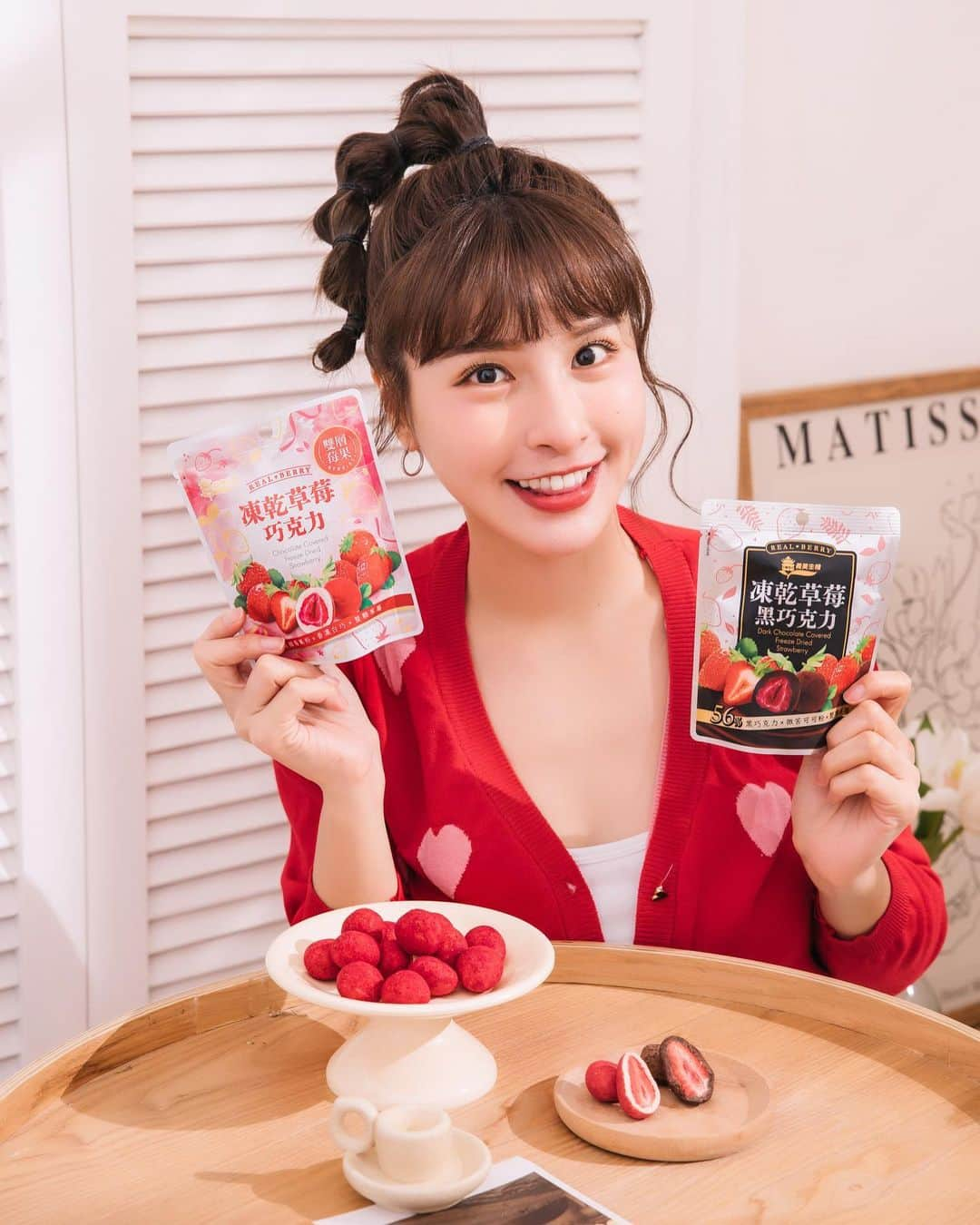 峮峮さんのインスタグラム写真 - (峮峮Instagram)「🍓🍫✨   義美生機凍乾水果巧克力，酸甜好滋味💖 應該很多人跟我一樣 每到下午、忙碌後或是情緒起伏不定的時候 就會想吃點小零食療癒自己😳😳   臺灣在地品牌義美生機推出了凍乾草莓巧克力✨ 有四種口味：莓果白巧、可可黑巧、抹茶白巧、可可白巧 不論哪一種口味的巧克力 裡面都包著一整顆酸甜酥脆的凍乾草莓🍓✨ 包裝袋小小的，方便隨身攜帶，隨時都能來一口🍓 療癒身心₍ꪔ̤̫₎🖤   我個人最喜歡的口味是可可黑巧🍫🍫 56%黑巧克力包覆整顆草莓，外層裹上純可可粉，多層次的口感與風味 ❌無添加人工香料、色素、代可可脂、蟲膠(光澤劑) 奶素可食😍😍   除了草莓之外 還有凍乾香蕉黑巧克力跟凍乾覆盆莓巧克力！ 一起來品嚐😋😋   折扣碼：QUN100 (享生機官網滿千折百)   🛒：義美門市/全家/寶雅/家樂福/屈臣氏 📲🛒：義美生機官網/momo/PChome   #吃得到整顆草莓 #草莓巧克力 #水果巧克力 #巧克力 #義美生機 #義美 #凍乾草莓」12月4日 12時55分 - qun_04