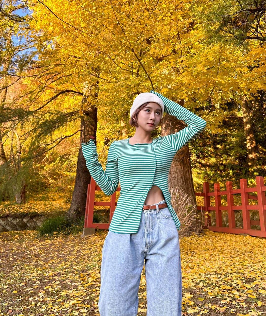 田辺莉咲子さんのインスタグラム写真 - (田辺莉咲子Instagram)「楽しみにしていた休日🍁 空気のきれいな場所に行けたし、 好きなカフェにも行けたし、 最近ハマっている生野菜キムチ？的なものも食べれて 大満足🫶🏻 連日ある目標に向けて練習に気合を入れているので、 バキバキな身体に休息の日。 締めは爆汗湯♨️ 爆汗湯は毎日入ってるけど、今日は1番お気に入りの金木犀🌃  #爆汗湯　#gap #紅葉　#カフェ巡り」12月3日 20時51分 - risako_tanabe