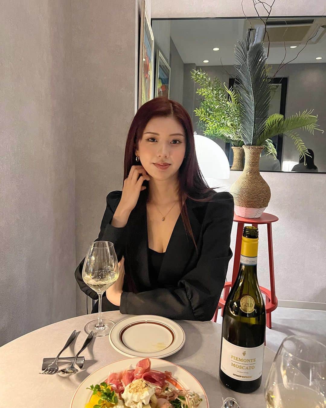𝗧𝗮𝗸𝗮𝗵𝗮𝗺a 𝗬𝘂𝗶のインスタグラム：「. 店内の雰囲気も素敵でどの料理も美味しいのに カジュアルに利用できるお店🍽✨  系列店も素敵で友達の誕生日のお祝いとかにも 利用させてもらってて💭 新店がオープンしたので行ってきた！ 7枚目の和牛&チーズのリゾットが 最高に美味しかった〜🥹♡」