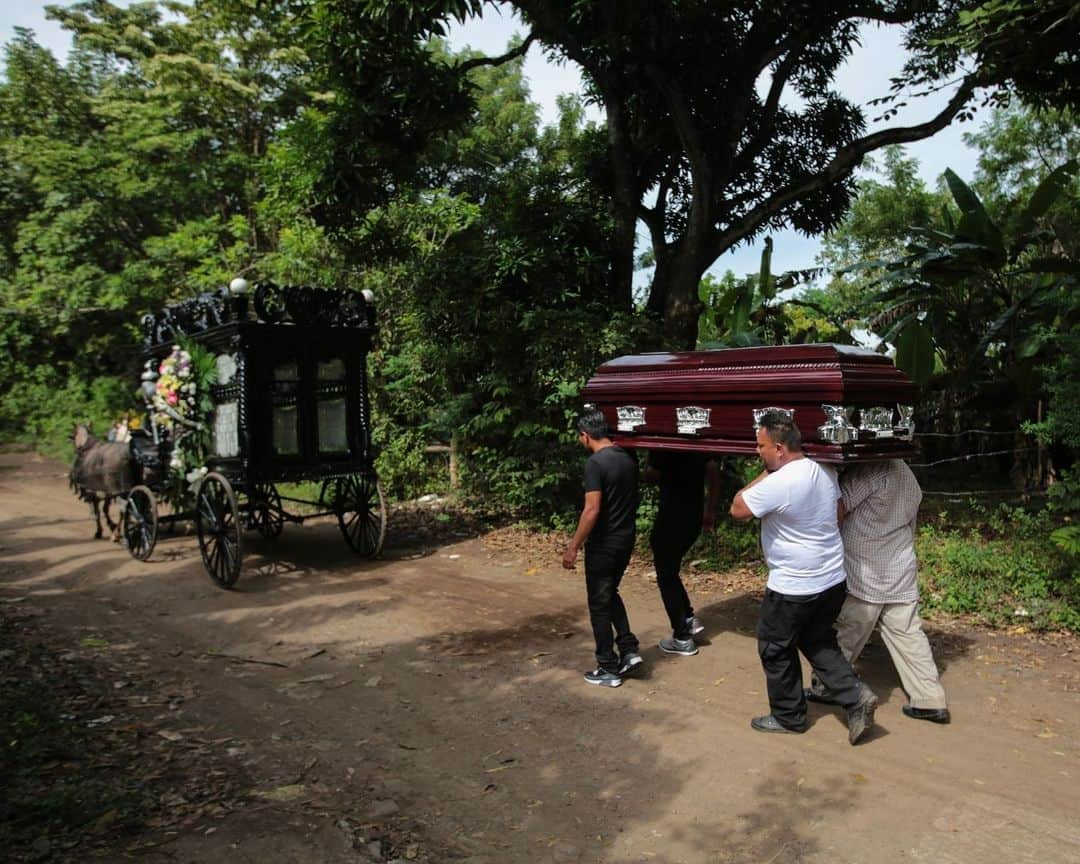 AFP通信さんのインスタグラム写真 - (AFP通信Instagram)「In the colonial town of Granada in Nicaragua, a 130-year-old tradition lives on. The deceased are taken to church and then to the cemetery in a horse-drawn hearse carved from wood.⁣ ⁣ ⁣ 📷 @oswaldorivasnic  #AFPPhoto」12月3日 21時00分 - afpphoto