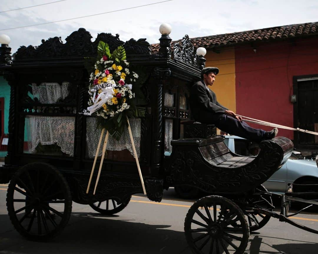 AFP通信さんのインスタグラム写真 - (AFP通信Instagram)「In the colonial town of Granada in Nicaragua, a 130-year-old tradition lives on. The deceased are taken to church and then to the cemetery in a horse-drawn hearse carved from wood.⁣ ⁣ ⁣ 📷 @oswaldorivasnic  #AFPPhoto」12月3日 21時00分 - afpphoto