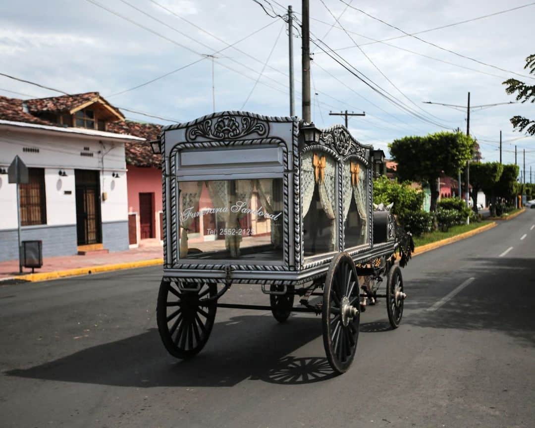 AFP通信さんのインスタグラム写真 - (AFP通信Instagram)「In the colonial town of Granada in Nicaragua, a 130-year-old tradition lives on. The deceased are taken to church and then to the cemetery in a horse-drawn hearse carved from wood.⁣ ⁣ ⁣ 📷 @oswaldorivasnic  #AFPPhoto」12月3日 21時00分 - afpphoto