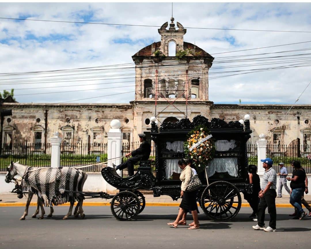 AFP通信さんのインスタグラム写真 - (AFP通信Instagram)「In the colonial town of Granada in Nicaragua, a 130-year-old tradition lives on. The deceased are taken to church and then to the cemetery in a horse-drawn hearse carved from wood.⁣ ⁣ ⁣ 📷 @oswaldorivasnic  #AFPPhoto」12月3日 21時00分 - afpphoto