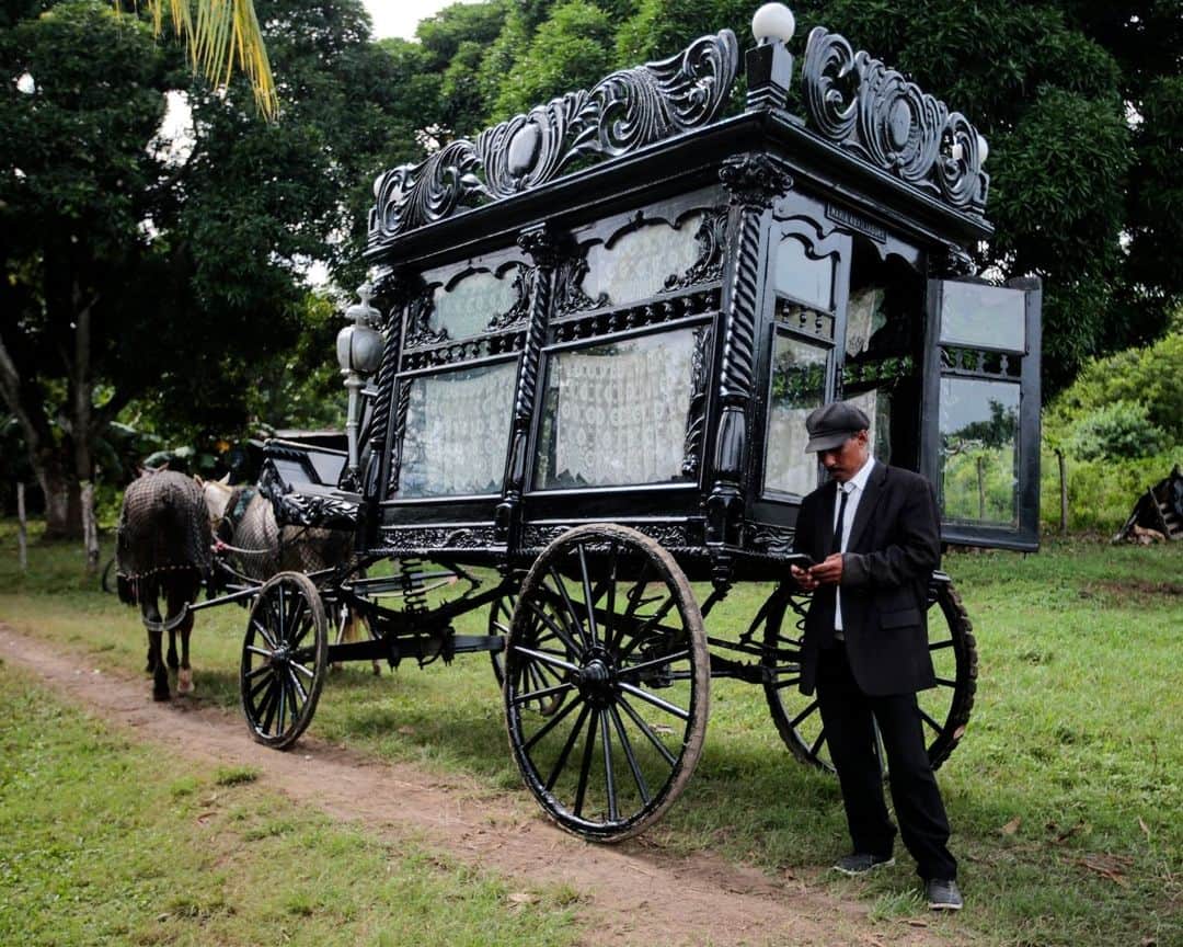 AFP通信のインスタグラム：「In the colonial town of Granada in Nicaragua, a 130-year-old tradition lives on. The deceased are taken to church and then to the cemetery in a horse-drawn hearse carved from wood.⁣ ⁣ ⁣ 📷 @oswaldorivasnic  #AFPPhoto」