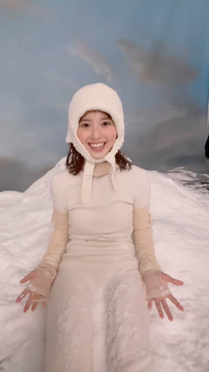 bis_web bis [ビス] のインスタグラム：「⋱ 可愛いと思ったら❄️でコメントしてね ⋰  発売中の《#𝗯𝗶𝘀𝟭月号》から オフショットを公開☃️ 今日は初登場の  ⋰  #飯沼愛ちゃん🤍  ⋱   《𝑆𝑁𝑂𝑊 𝐺𝐿𝑂𝑊 ／ 飯沼愛が佇む、 ファンタジックな銀世界》 の企画でホワイトコーデを素敵に 着こなして登場してるよ🦢🪽🫧 撮影の様子はYouTubeチャンネルで公開中❄️ ぜひご覧ください🤍  #bis_web」