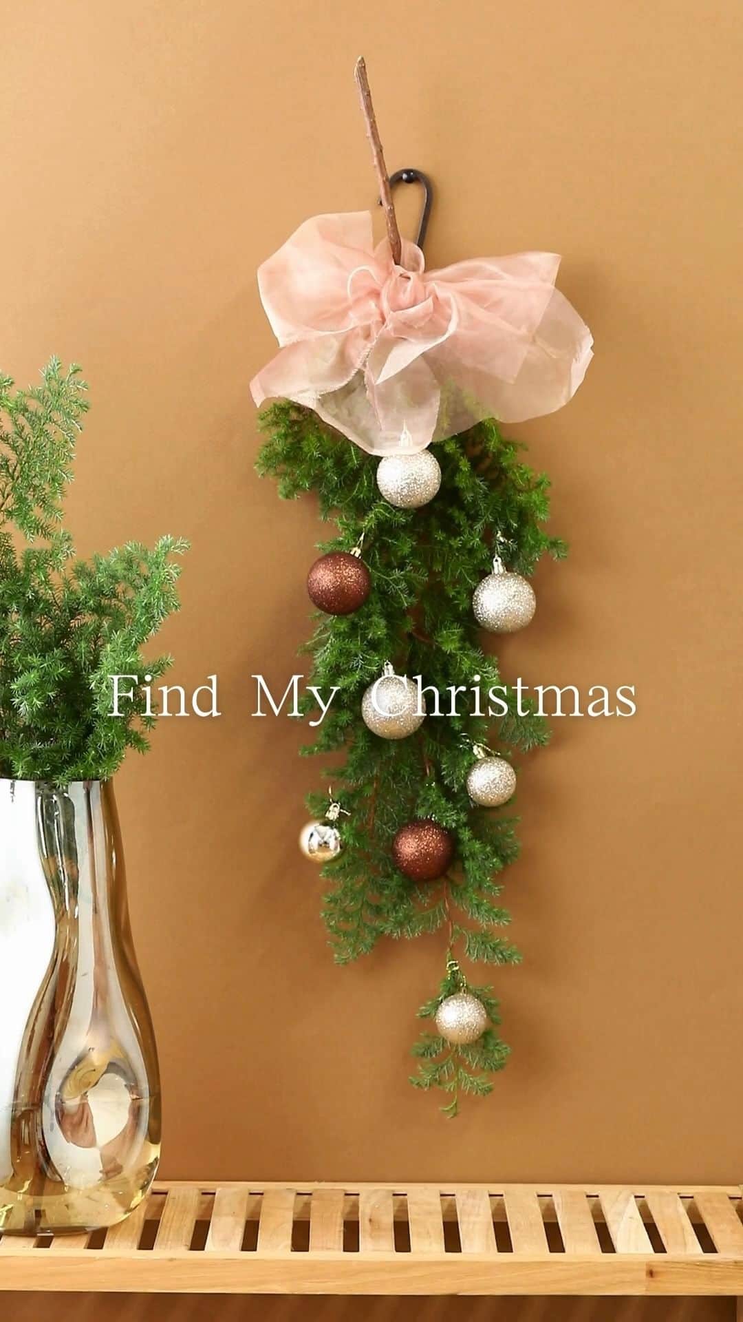 Francfrancのインスタグラム：「クリスマスを、わたし色に。  ホリデーシーズンのデコレーションを “わたしらしく”楽しもう💓  ツリー以外にも様々な飾り方を楽しめるオーナメント。  針葉樹にお好みのリボンとオーナメントを飾るだけで クリスマスの装飾にぴったりなスワッグに💐✨  思い思いのデコレーションを楽しんで あなただけの特別なクリスマスをお過ごしください🎅  セットオーナメント 4cm 14個　¥900（税込） セットオーナメント 5cm 20個　¥1,300（税込）  #francfranc #フランフラン #francfrancのある生活 #クリスマス #オーナメント #クリスマスオーナメント #クリスマスデコレーション #クリスマスインテリア #フランフランクリスマス #FINDMYCHRISTMAS」