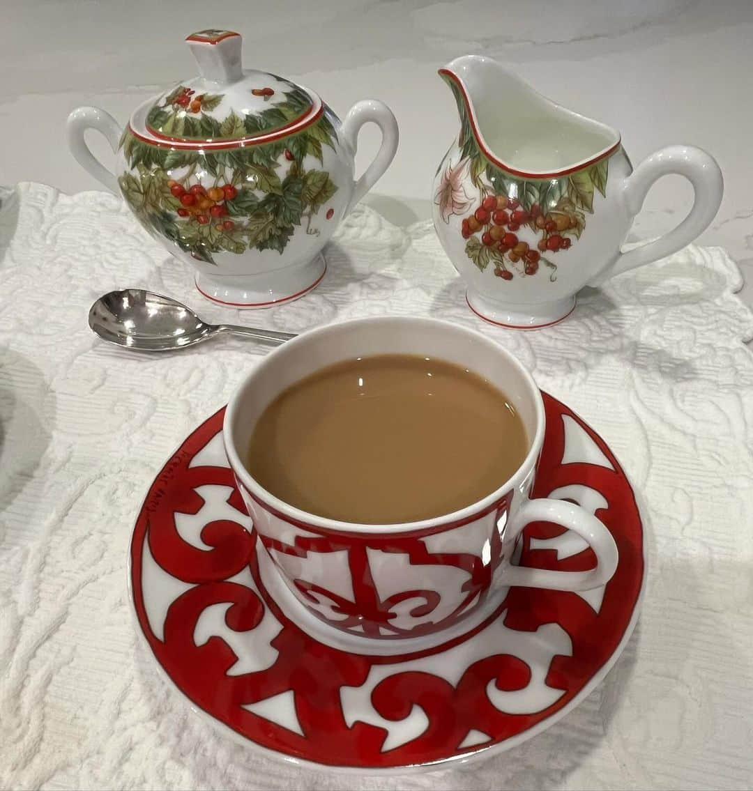 スーザン・ルッチのインスタグラム：「Mmmmm—first cup of coffee on this rainy December morning! ☕️☕️☕️🎄🎄🎄💃🏽💃🏽💃🏽」