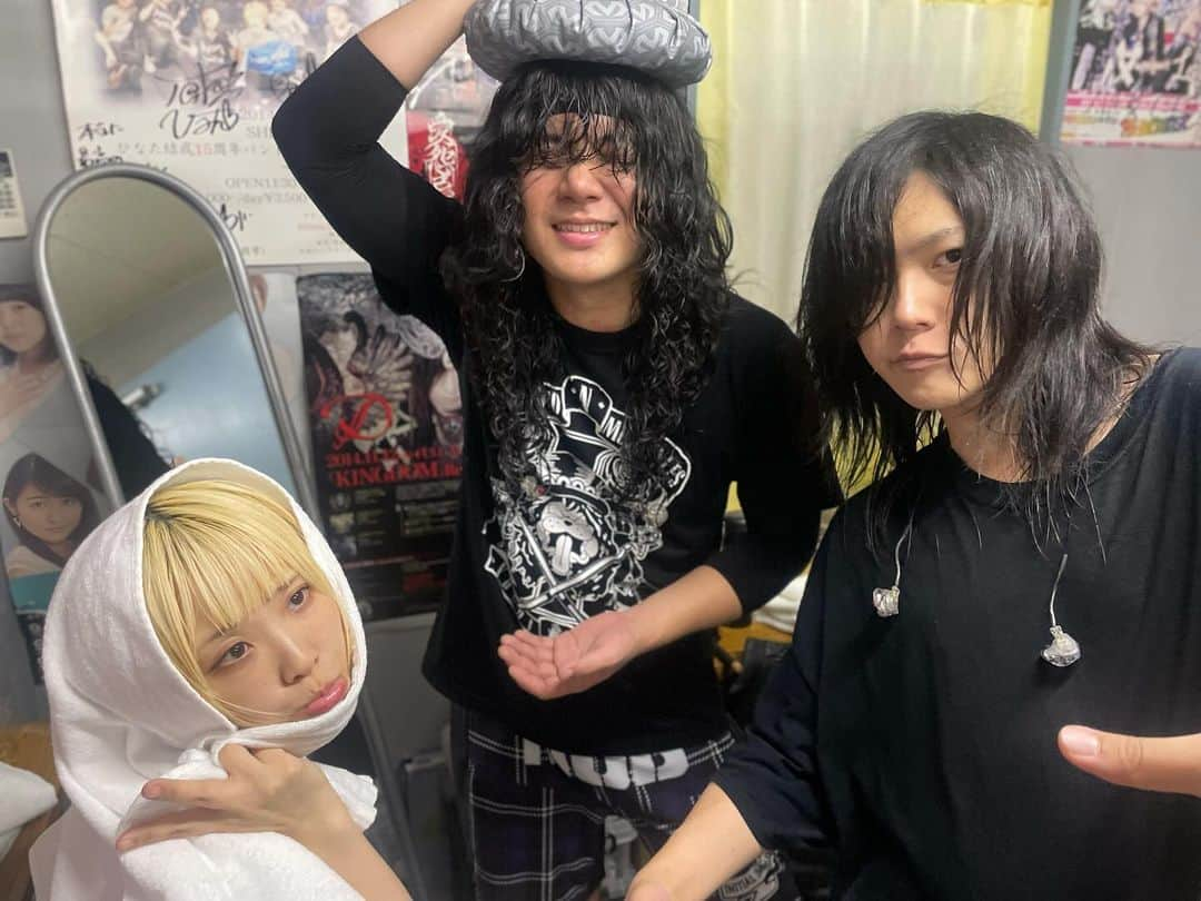 しばたありぼぼのインスタグラム：「🦑 佐賀！GEILS！！！ リュックと添い寝ごはんと！ もう明日だけになっちゃった🙀 集合写真のりゅくそちゃんたち昨日からかわいいの気づいた?🌰 腰いためてて座れないため、ぼぼちゃんは立ってます失礼  佐賀ありがてゅ！ ライブ中盤から腰痛めちゃったんやけど、ライブおわってから腰と首がしぬほどいたい！ けどライブ中はそれが紛れるくらい激たのしかった！！！ 佐賀のみんなありがとよ！！！ おれたちのゆめタウンは永遠。〜youme〜 #ヤバT47都道府県ツアー 30/57 終」