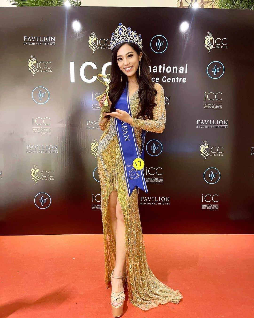 絹野志朋さんのインスタグラム写真 - (絹野志朋Instagram)「ご報告✨  世界大会、優勝👑  I was crowned tonight at a international pageant. It’s my biggest honor ever in my life. With the greatest love and gratitude to everyone. Thanks a million❤️  ずっとずっと願い続けてきた夢を 遂に叶えることができました。  どんな時も、決して自分の未来を疑わず この瞬間が来ることを信じ続けてきました。  いまだに夢のようですが… まずは皆さんに心からの感謝を伝えたいです。  いまこの瞬間、頭に浮かんでくるのは 私を応援し続けてくれた人、 私の夢を信じ続けてくれた人、 そして支えてくれた皆さんの顔です。  感謝の気持ちを込めて、 取り急ぎ、ご報告させて頂きます✨  これからも変わらず 愛と感謝の気持ちを大切にして 過ごしていきます🥰💖  絹野志朋 / Shiho Kinuno ＿＿＿＿＿＿＿＿＿＿＿＿＿＿＿＿＿＿＿＿＿＿＿＿  🇲🇾Nov 15th ~ Dec 5th Road For @misscosmoworld   National account @misscosmoworldjapan  Organizer @japan_beauty_ambassador  National director @aya_kiyota   #MissCosmoWorld #MissCosmoWorld2023 #MissCosmoWorldJapan #BeautyPageants @missosologyjapan @missosology_org」12月3日 20時55分 - shihok0414