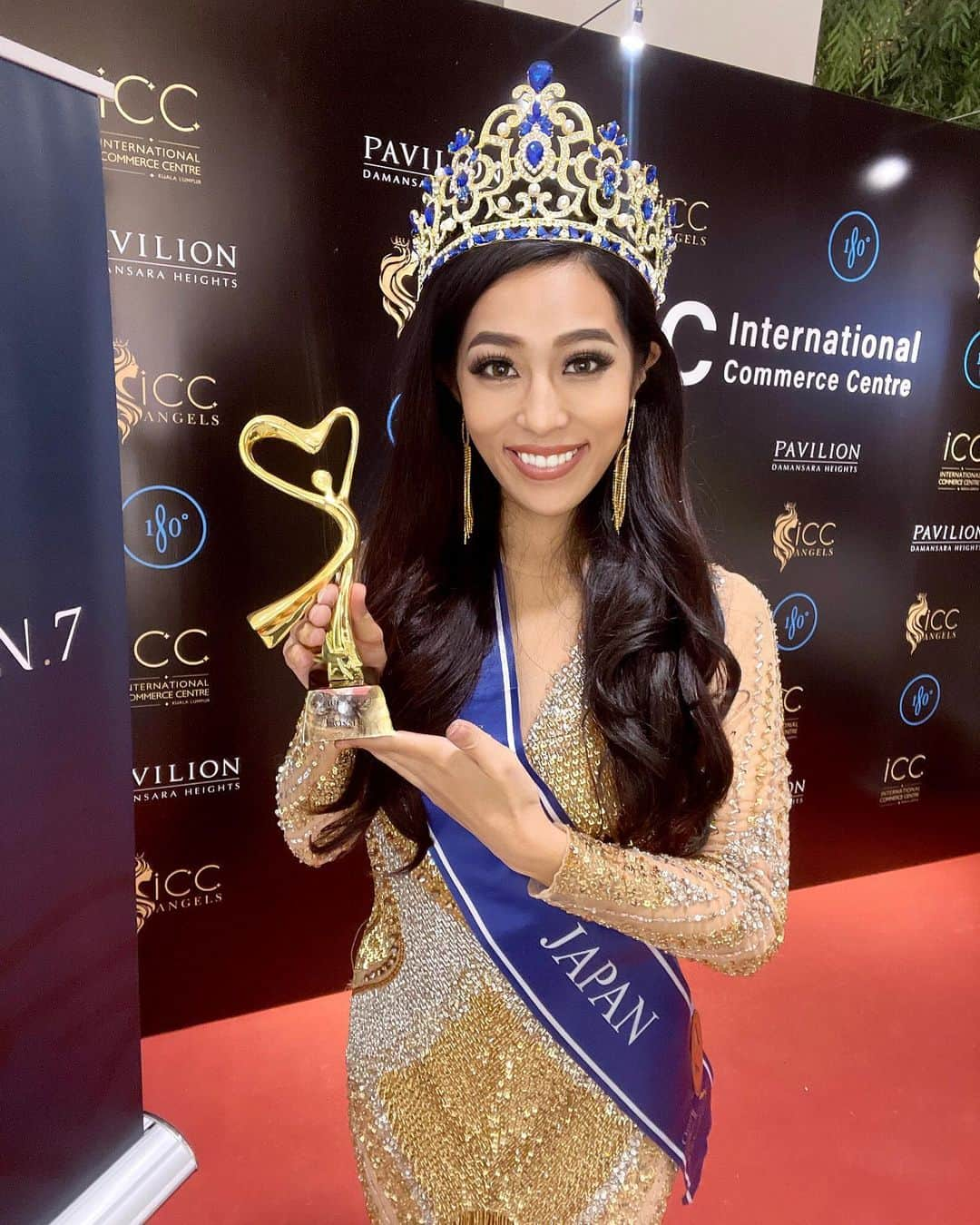 絹野志朋のインスタグラム：「ご報告✨  世界大会、優勝👑  I was crowned tonight at a international pageant. It’s my biggest honor ever in my life. With the greatest love and gratitude to everyone. Thanks a million❤️  ずっとずっと願い続けてきた夢を 遂に叶えることができました。  どんな時も、決して自分の未来を疑わず この瞬間が来ることを信じ続けてきました。  いまだに夢のようですが… まずは皆さんに心からの感謝を伝えたいです。  いまこの瞬間、頭に浮かんでくるのは 私を応援し続けてくれた人、 私の夢を信じ続けてくれた人、 そして支えてくれた皆さんの顔です。  感謝の気持ちを込めて、 取り急ぎ、ご報告させて頂きます✨  これからも変わらず 愛と感謝の気持ちを大切にして 過ごしていきます🥰💖  絹野志朋 / Shiho Kinuno ＿＿＿＿＿＿＿＿＿＿＿＿＿＿＿＿＿＿＿＿＿＿＿＿  🇲🇾Nov 15th ~ Dec 5th Road For @misscosmoworld   National account @misscosmoworldjapan  Organizer @japan_beauty_ambassador  National director @aya_kiyota   #MissCosmoWorld #MissCosmoWorld2023 #MissCosmoWorldJapan #BeautyPageants @missosologyjapan @missosology_org」