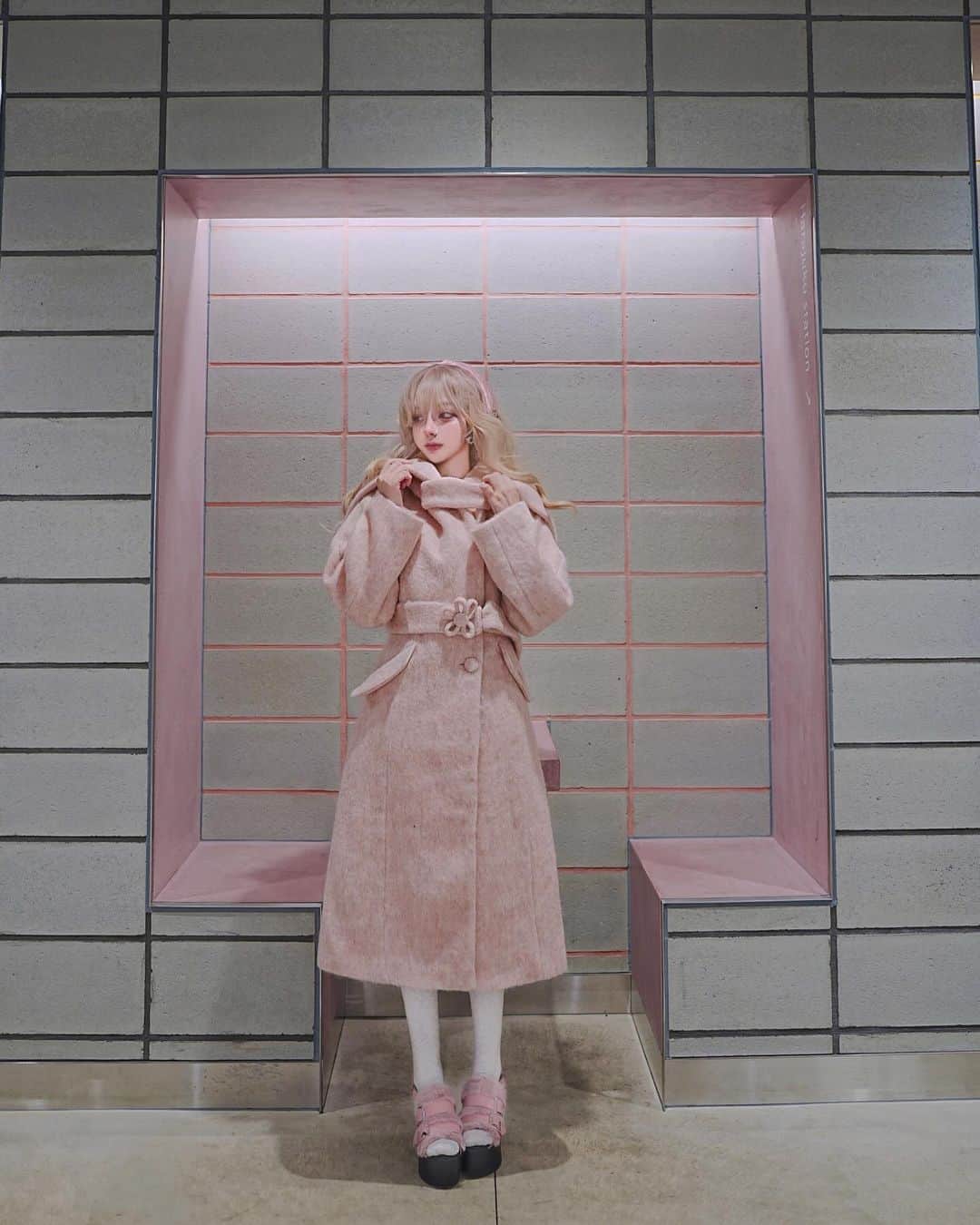くまくまくまのインスタグラム：「・ エンジェルピンク💖  なんかベルサイユの🌹オスカーみたいな気分になれた日w👸✨  「ポコマンの旅」コート @lacemade_jp  #lacemade#lancemadesquad#海外ファッション#冬コーデ#冬ファッション#ootdstyle#ピンクコーデ #コートコーデ#大人かわいい#渋谷カフェ #道玄坂#フレンチガーリー」