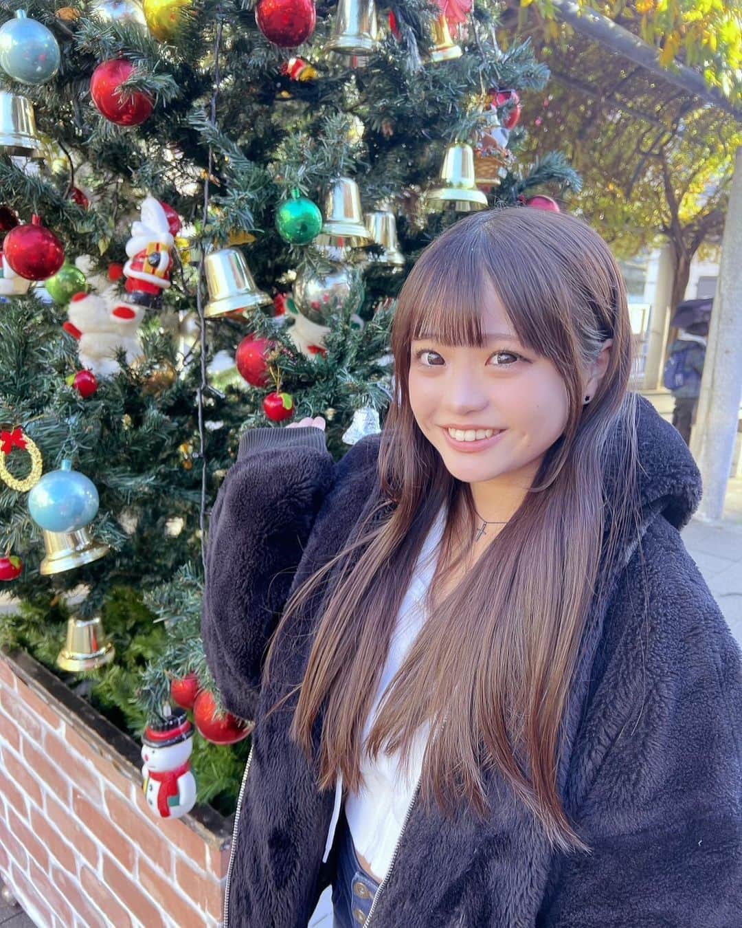 杉井美咲のインスタグラム：「クリスマスツリー見つけた！🎄❤️ クリスマスまでもう少しだね~みんなは何するの？🎁✨❤︎ ・ ・ #jk #sjk #jk2 #jkブランド #jkの素敵な思い出 #07 #杉井美咲 #女子高生ミスコン #高一ミスコン」