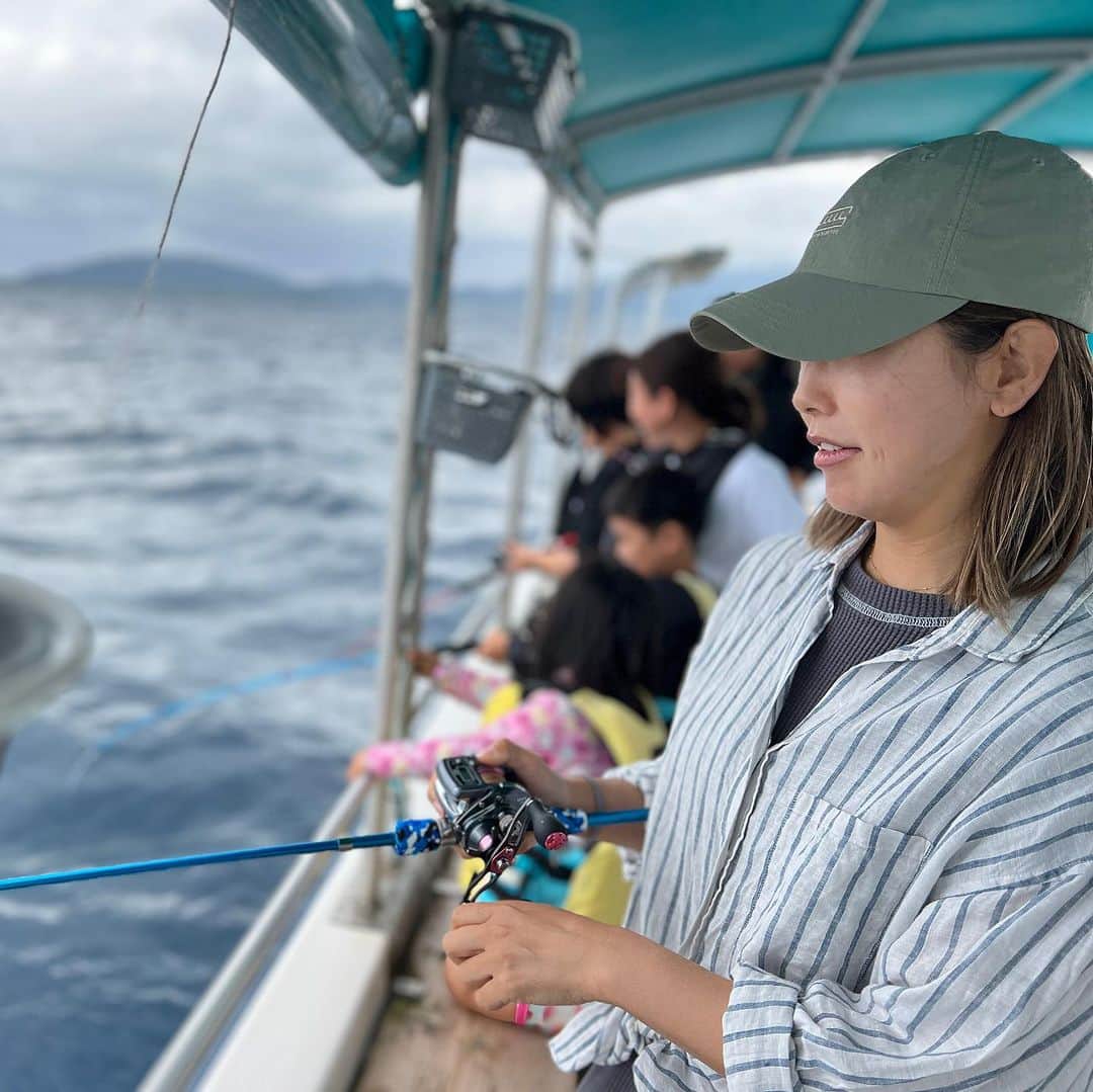 蒼井さやさんのインスタグラム写真 - (蒼井さやInstagram)「沖縄に引き続き、石垣島でもダイビングを°･🐠 お世話になったのは、【かりゆし石垣島】さん✨️ @kariyushiishigakijima  ダイビングの前に少しだけ釣りをさせてもらったら、沖縄三代高級魚のマクブーが釣れたよ🤗✨️ 綺麗な魚体で魅了された😍この魚は綺麗なだけでなく美味しいらしい☺️ ・ ・ ・ ダイビングはたくさんの沖縄らしい魚がいっぱいいで楽しかった～🥳水の中は暖かったけど、あがった瞬間はめっちゃ寒かったww 次は暖かい時にも潜ってみたいなぁ🌴🌺 ・ ・ ・  #かりゆし石垣島  #スキューバダイビング  #石垣島ダイビング  #石垣島旅行  #石垣島釣り  #釣り旅  #釣り  #釣り女子  #Fishing  #fishinglife  #Fishinggirl」12月3日 20時56分 - saya.aoi