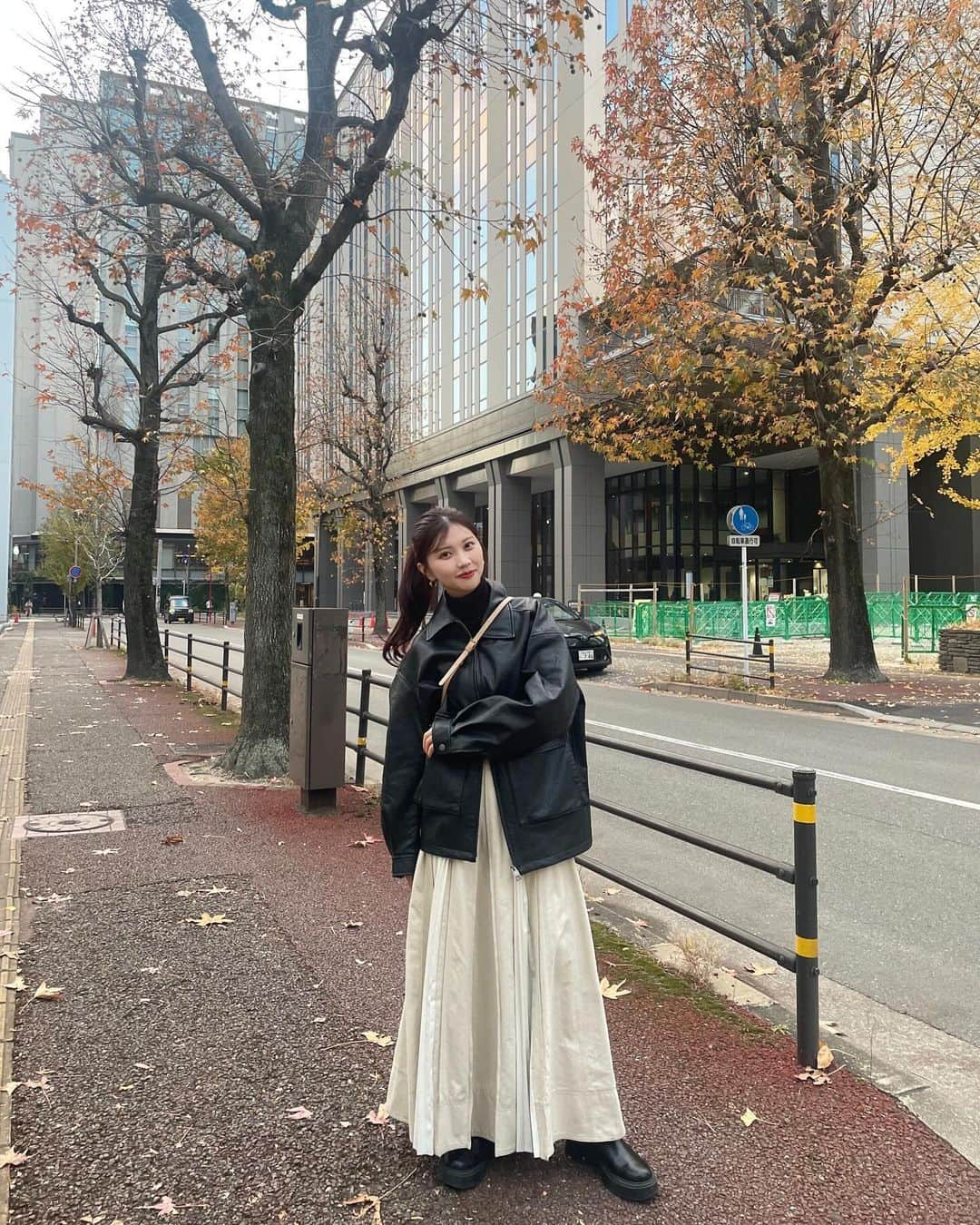 足立沙織さんのインスタグラム写真 - (足立沙織Instagram)「. 今月もにほちゃんにまつぱと眉毛整えてもらって まつげが生き返りました〜！！👀💞 @niho__nerine.votan   美容液もしっかりして ちゃんとカール保たせよう🫶  . #冬服#冬服コーデ#レザージャケット#アウターコーデ#モノトーンコーデ#カーサフライン#ザラコーデ#ヘアアレンジ#まつぱ#まつげパーマ#오오티디룩#좋반#머리스타그램#좋아요폭탄」12月3日 20時56分 - sao_ri_17