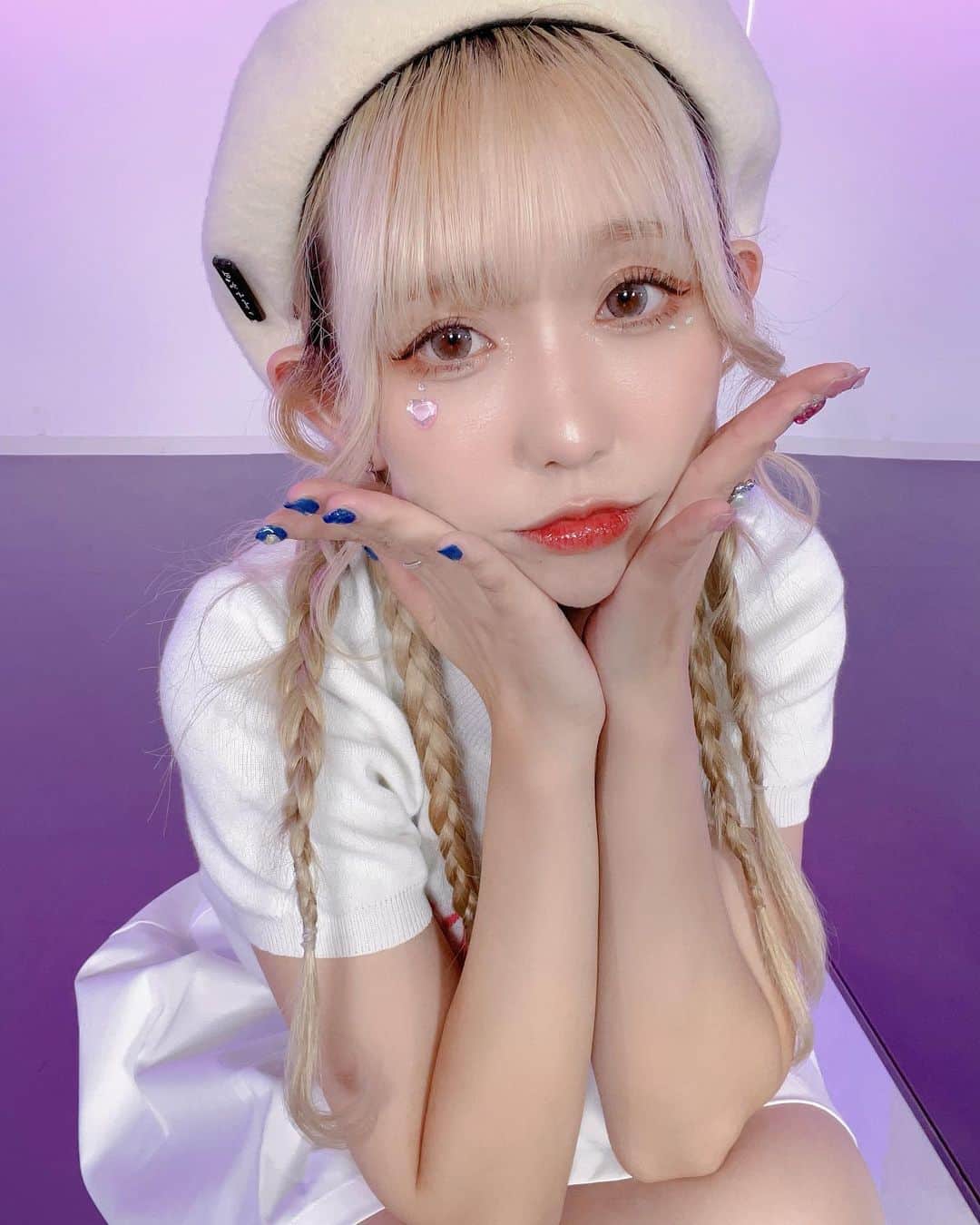 マリスのインスタグラム：「撮影してきたよ〜🤍🐰 衣装ほとんど見えないね  動画上がるのお楽しみにっ  #selfie #自撮り女子 #ベレー帽好き」