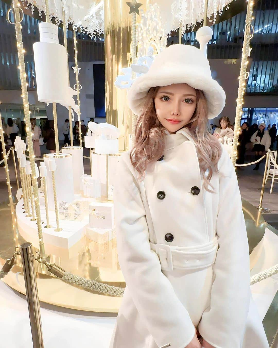 さとのんのインスタグラム：「. -DIOR GARDEN OF DREAMS-  DIORの期間限定POPUPに タイミング合ったから行ってきた🎠  全部かわいすぎて眼福🥹！ カフェもあってホットドリンクと クレープが3種類ずつ合ったよ❄️  ホワイトのコートもお気に入り⛄️  ━━━━━━━━━━━━━━━  📍六本木ヒルズアリーナ 東京都港区芝六本木6-10-1  12/1(金)〜12/17(日) 11:00〜20:00(最終入場19:20)  #六本木ヒルズ  #ディオールカフェ  #dior  #diorgardenofdreams  #diorbeauty  #roppongihills」