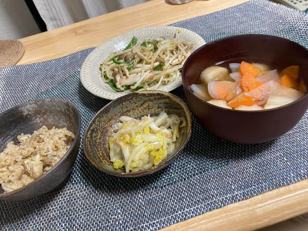 柳家さん生のインスタグラム：「12/3長屋の晩ご飯 もやしマヨ炒め 白菜竹輪ぽん酢和え 味噌汁(大根、人参、丸麩) 玄米ご飯🍚」