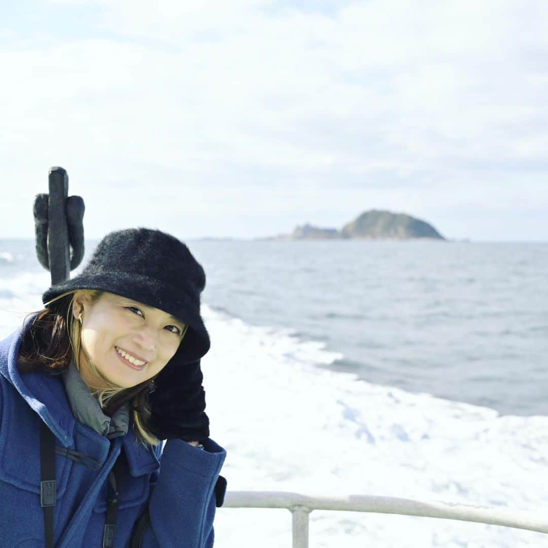 小林希のインスタグラム：「そして、坂本道徳さんのお話を聞いた翌日。 軍艦島こと端島に上陸できました🚢 坂本さんから、暮らしていたときの デートスポットとか、運動会の話とか 島民の喧嘩とかとか、お話を思い出して 生き生きと島が見えてきました🫶  #軍艦島 #端島 #やまさ海運 #産経新聞社」