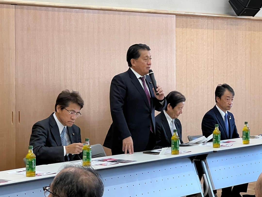 のインスタグラム：「自民党川島支部総会で自民党の経済対策等に関して説明させていただきました。岸田政権が取り組んでいる新しい資本主義や物価高対策、令和5年度補正予算と経済対策については、これからも丁寧に説明するつもりです。30年続いたデフレ脱却のチャンスを逃すことはできません。そのために政策パッケージを不退転の決意で推進します。#平井卓也」