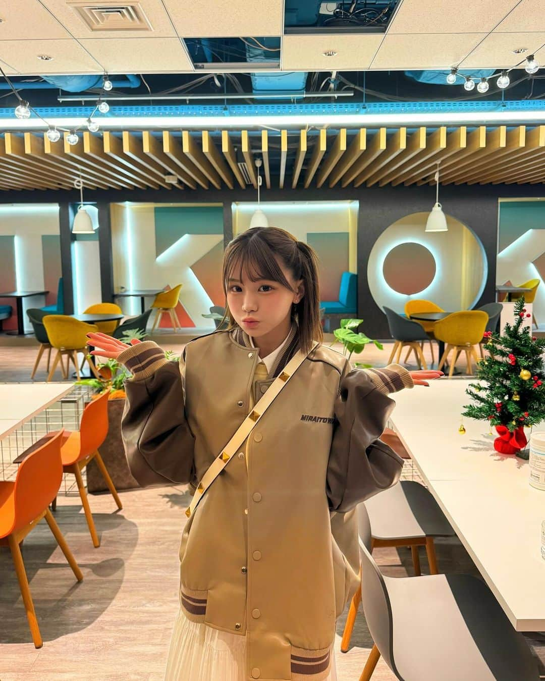 みもれもんさんのインスタグラム写真 - (みもれもんInstagram)「I came to visit the tiktok japan headquarters! Let's all talk when we're at home 💭Japan time🇯🇵 [Wednesday to Thursday night from 23:30]I'm streaming on tiktok 💓  Tiktok Japanへお邪魔します🏠🎵  よくみると後ろのテーブルとイスの 個室スペースがtiktokの ロゴになってるの発見👀🐭 おやつが置いてあったりどこも ハイセンス過ぎてキョロキョロ(語彙)  tiktokは🔞ダンス動画が多めで 今もアカウント制限中だから 本日の私服は露出マイナス＼(^^)／🙇‍♀️ (ななめにバッグかけてるのジワ。)  今月からお家にいるときはたくさん 配信してみるょぅ🏠🍋❣️  【毎週】【水曜日〜木曜日の夜23:30〜】 tiktok配信します💓  寝る前はみもれもんと お話ししに来てね🍋🤞  #tiktok #tiktokers #tiktokdance #tiktokjapan #mimolemon #みもれもん #ティックトック #ootd #ライブ配信 #ライブ #live #japan @tiktok_japan」12月3日 12時07分 - mimore_mon0929