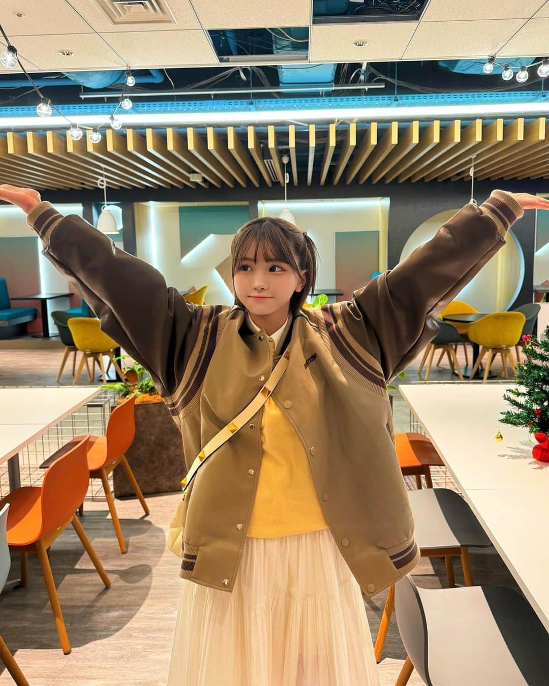 みもれもんさんのインスタグラム写真 - (みもれもんInstagram)「I came to visit the tiktok japan headquarters! Let's all talk when we're at home 💭Japan time🇯🇵 [Wednesday to Thursday night from 23:30]I'm streaming on tiktok 💓  Tiktok Japanへお邪魔します🏠🎵  よくみると後ろのテーブルとイスの 個室スペースがtiktokの ロゴになってるの発見👀🐭 おやつが置いてあったりどこも ハイセンス過ぎてキョロキョロ(語彙)  tiktokは🔞ダンス動画が多めで 今もアカウント制限中だから 本日の私服は露出マイナス＼(^^)／🙇‍♀️ (ななめにバッグかけてるのジワ。)  今月からお家にいるときはたくさん 配信してみるょぅ🏠🍋❣️  【毎週】【水曜日〜木曜日の夜23:30〜】 tiktok配信します💓  寝る前はみもれもんと お話ししに来てね🍋🤞  #tiktok #tiktokers #tiktokdance #tiktokjapan #mimolemon #みもれもん #ティックトック #ootd #ライブ配信 #ライブ #live #japan @tiktok_japan」12月3日 12時07分 - mimore_mon0929