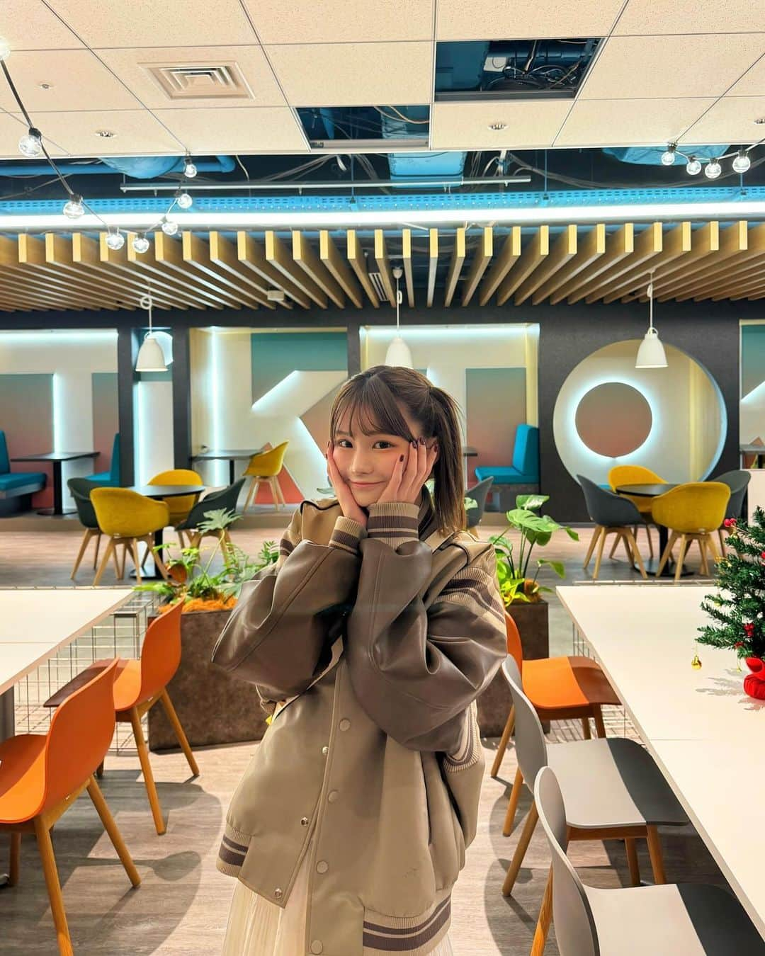 みもれもんさんのインスタグラム写真 - (みもれもんInstagram)「I came to visit the tiktok japan headquarters! Let's all talk when we're at home 💭Japan time🇯🇵 [Wednesday to Thursday night from 23:30]I'm streaming on tiktok 💓  Tiktok Japanへお邪魔します🏠🎵  よくみると後ろのテーブルとイスの 個室スペースがtiktokの ロゴになってるの発見👀🐭 おやつが置いてあったりどこも ハイセンス過ぎてキョロキョロ(語彙)  tiktokは🔞ダンス動画が多めで 今もアカウント制限中だから 本日の私服は露出マイナス＼(^^)／🙇‍♀️ (ななめにバッグかけてるのジワ。)  今月からお家にいるときはたくさん 配信してみるょぅ🏠🍋❣️  【毎週】【水曜日〜木曜日の夜23:30〜】 tiktok配信します💓  寝る前はみもれもんと お話ししに来てね🍋🤞  #tiktok #tiktokers #tiktokdance #tiktokjapan #mimolemon #みもれもん #ティックトック #ootd #ライブ配信 #ライブ #live #japan @tiktok_japan」12月3日 12時07分 - mimore_mon0929