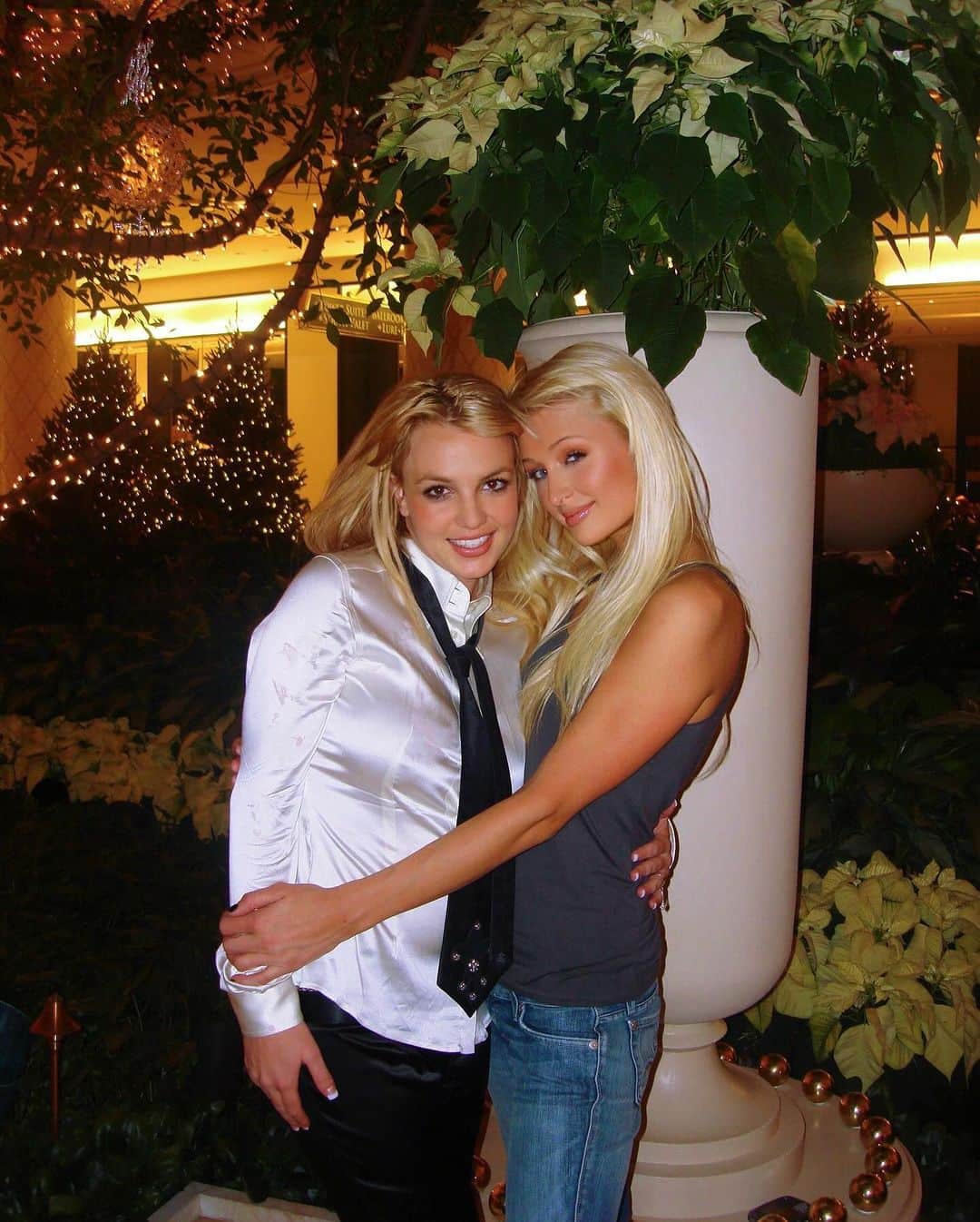 パリス・ヒルトンさんのインスタグラム写真 - (パリス・ヒルトンInstagram)「Happy Birthday @BritneySpears 👑 So many fun memories together👯‍♀️ Love you so much🥰 Sending you lots of love on your special day!🩷 Keep shining sis💫」12月3日 11時59分 - parishilton