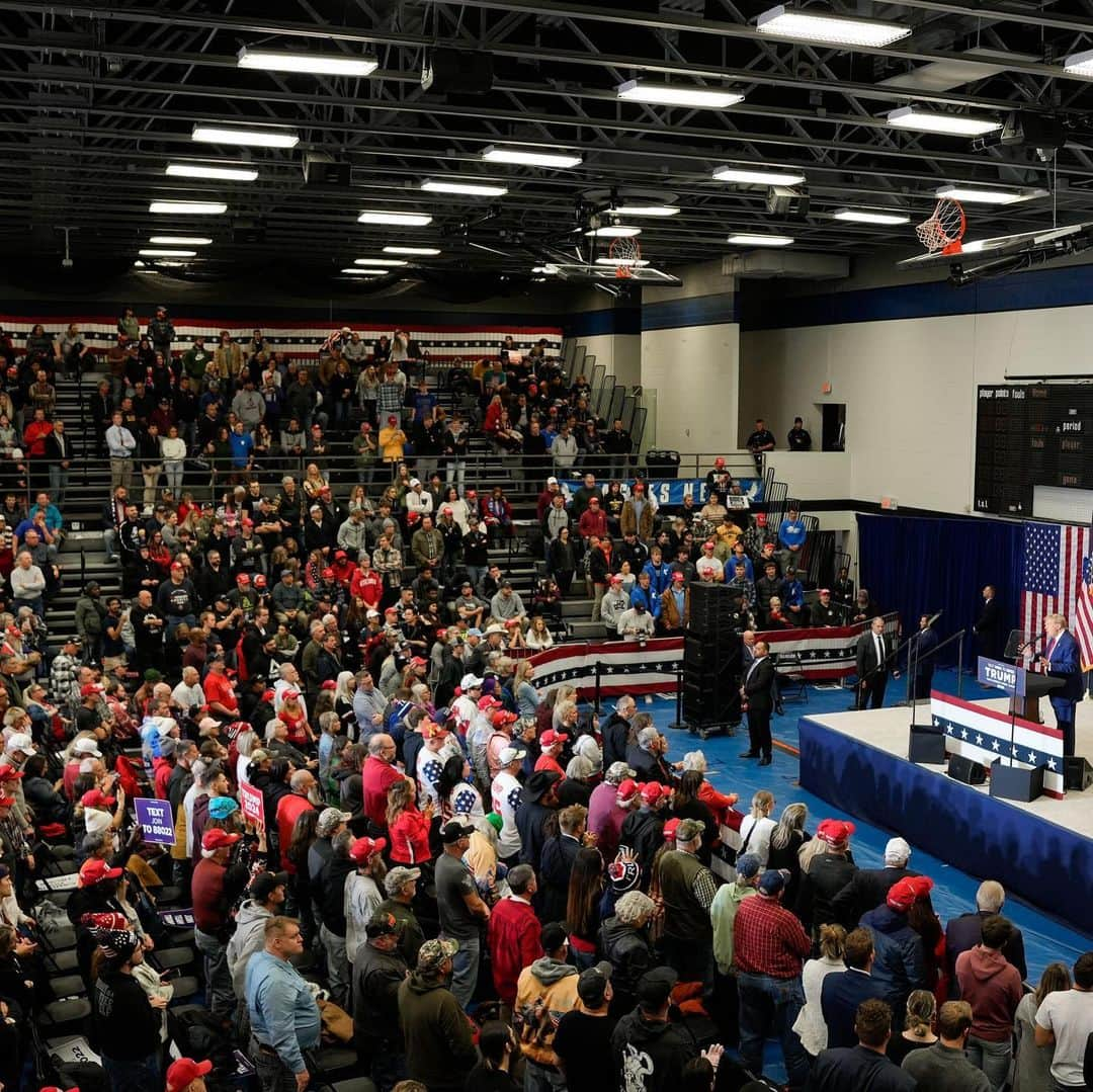 ドナルド・トランプさんのインスタグラム写真 - (ドナルド・トランプInstagram)「THANK YOU—CEDAR RAPIDS, IOWA! Together, WE are going to Make America Great Again!」12月3日 11時59分 - realdonaldtrump