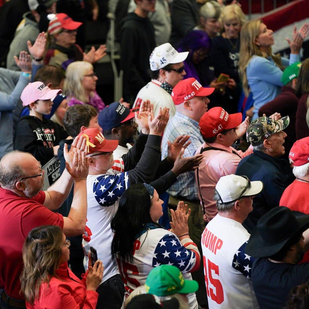 ドナルド・トランプさんのインスタグラム写真 - (ドナルド・トランプInstagram)「THANK YOU—CEDAR RAPIDS, IOWA! Together, WE are going to Make America Great Again!」12月3日 11時59分 - realdonaldtrump