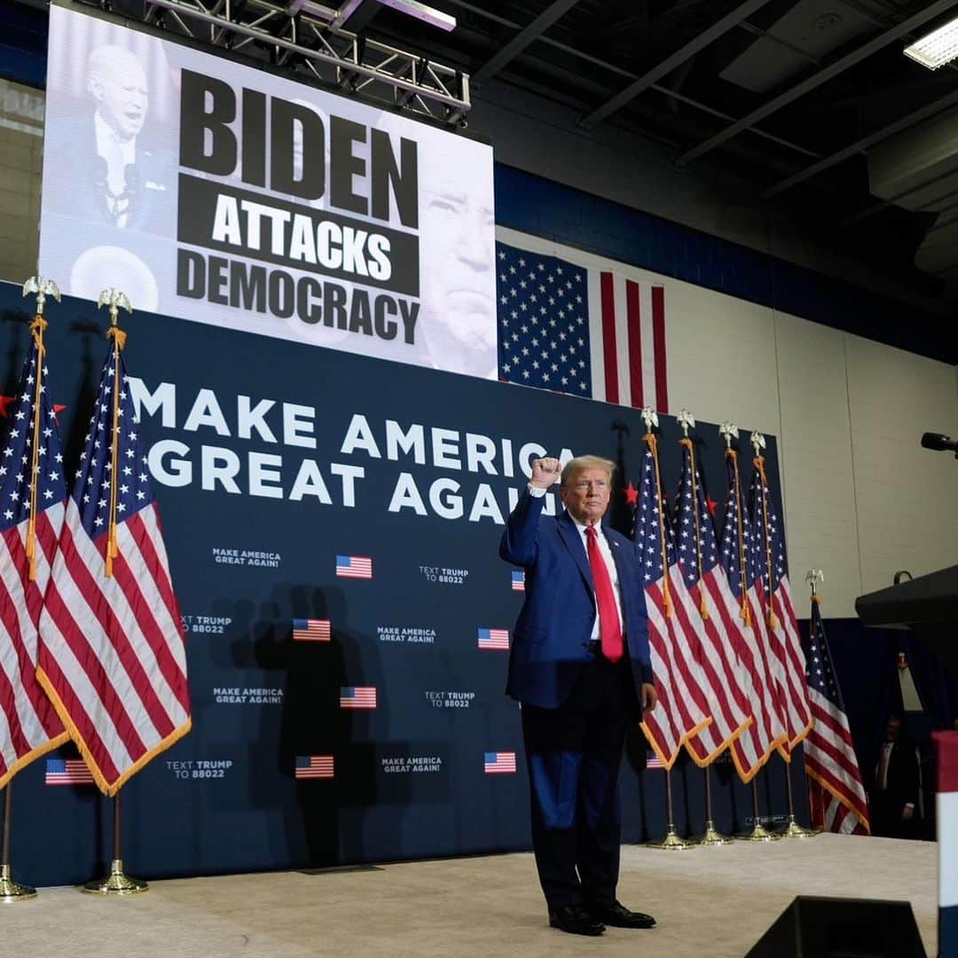 ドナルド・トランプのインスタグラム：「THANK YOU—CEDAR RAPIDS, IOWA! Together, WE are going to Make America Great Again!」