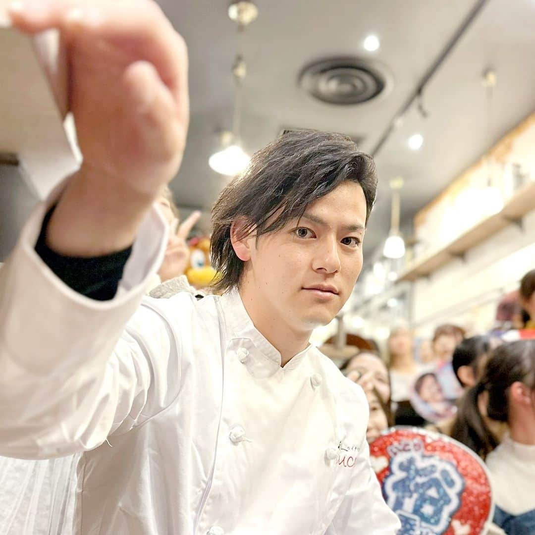 東北楽天ゴールデンイーグルスのインスタグラム：「🧑‍🍳 ステキな店長発見❤️💙✨  #伊藤裕季也 #1日店長 #パセリかけ担当 #RakutenEagles」